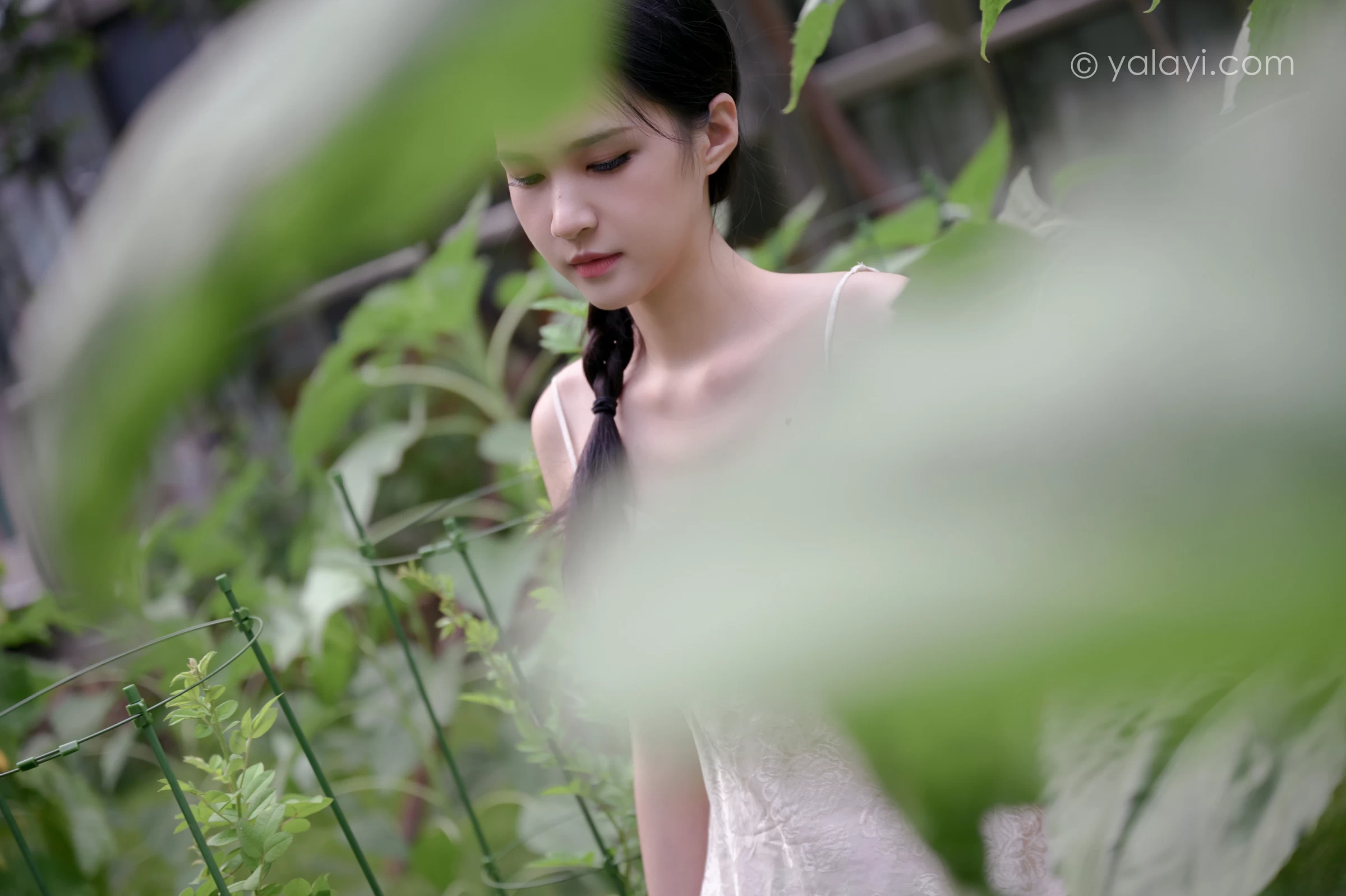 [YALAYI雅拉伊]NO.682 《孤芳不自赏》 方岚 白色蕾丝小背心加碎花短裙私房写真集第6张