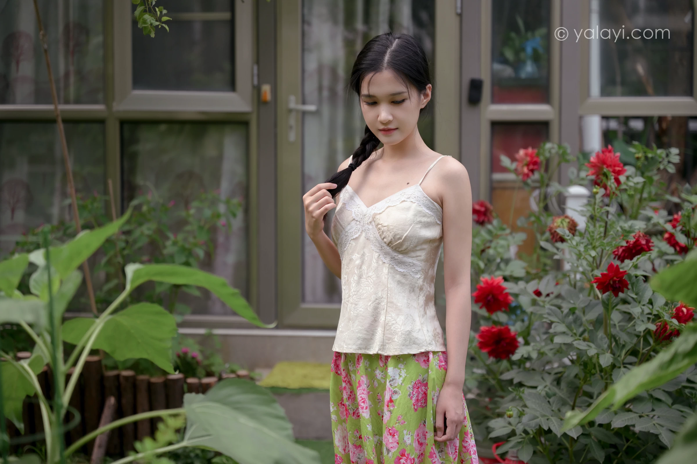 [YALAYI雅拉伊]NO.682 《孤芳不自赏》 方岚 白色蕾丝小背心加碎花短裙私房写真集第3张
