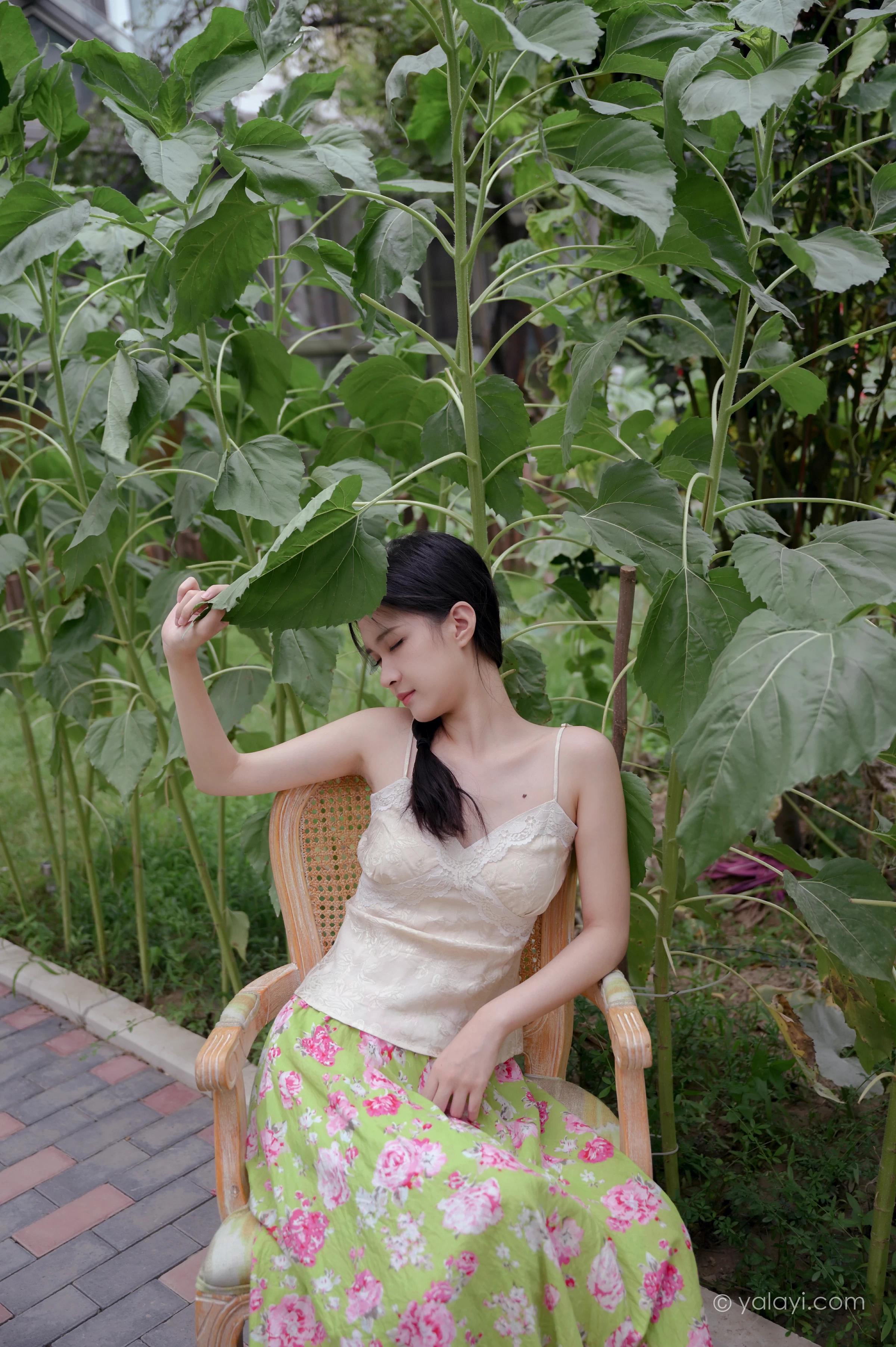 [YALAYI雅拉伊]NO.682 《孤芳不自赏》 方岚 白色蕾丝小背心加碎花短裙私房写真集第10张