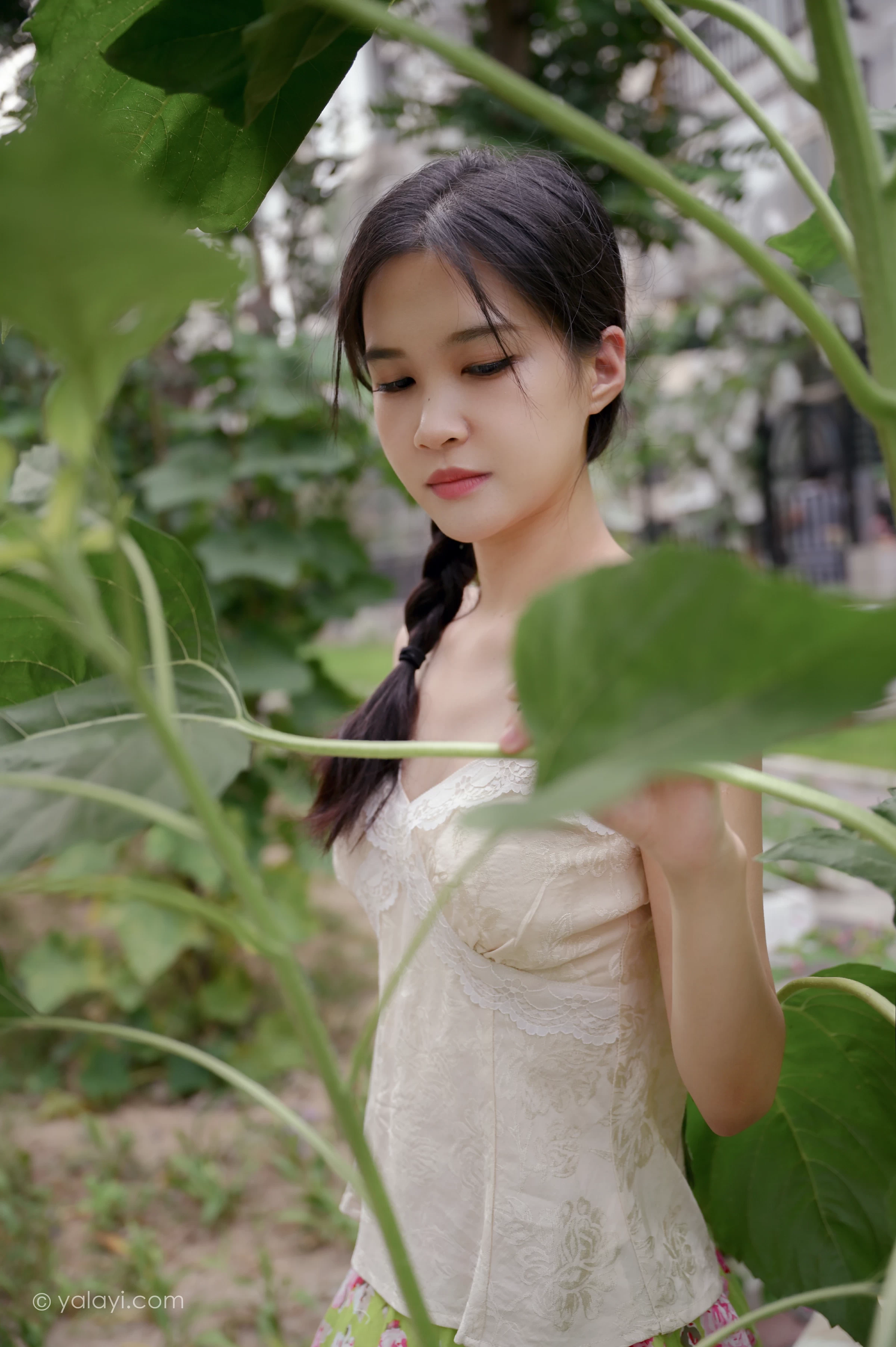 [YALAYI雅拉伊]NO.682 《孤芳不自赏》 方岚 白色蕾丝小背心加碎花短裙私房写真集第10张