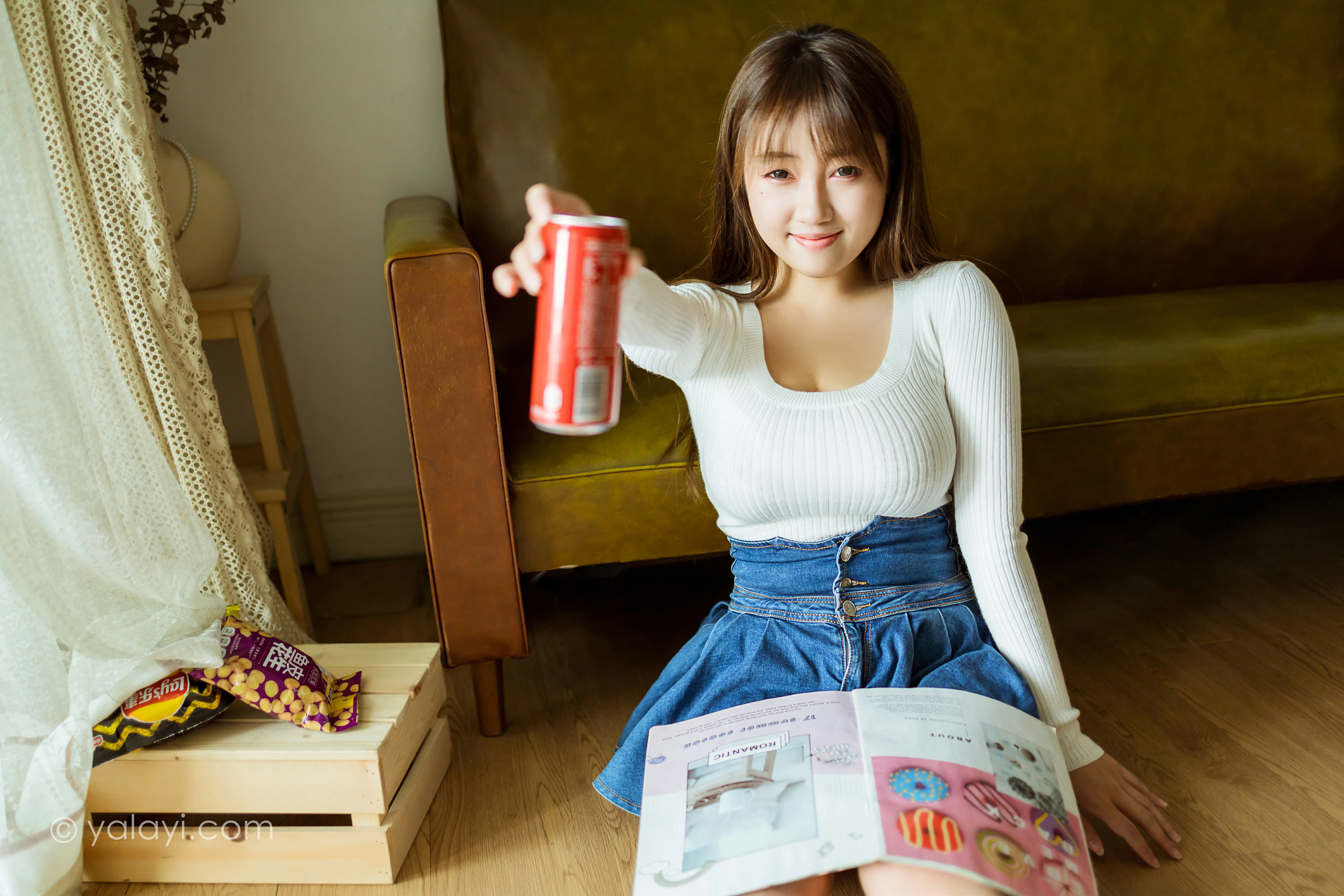 [YALAYI雅拉伊]NO.795 宅女日常 虞艺 白色毛衣加牛仔短裙性感私房写真集第4张