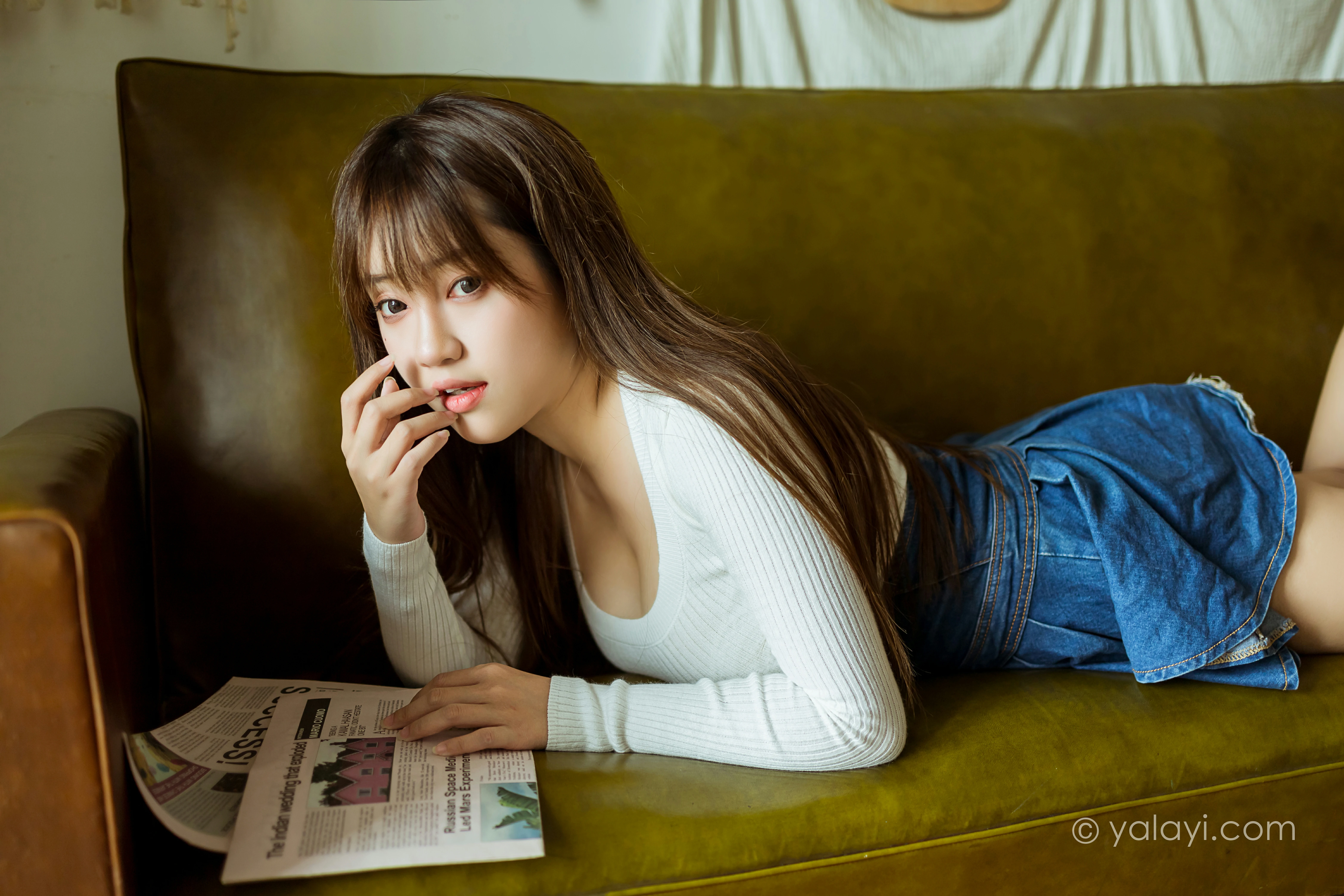 [YALAYI雅拉伊]NO.795 宅女日常 虞艺 白色毛衣加牛仔短裙性感私房写真集第5张