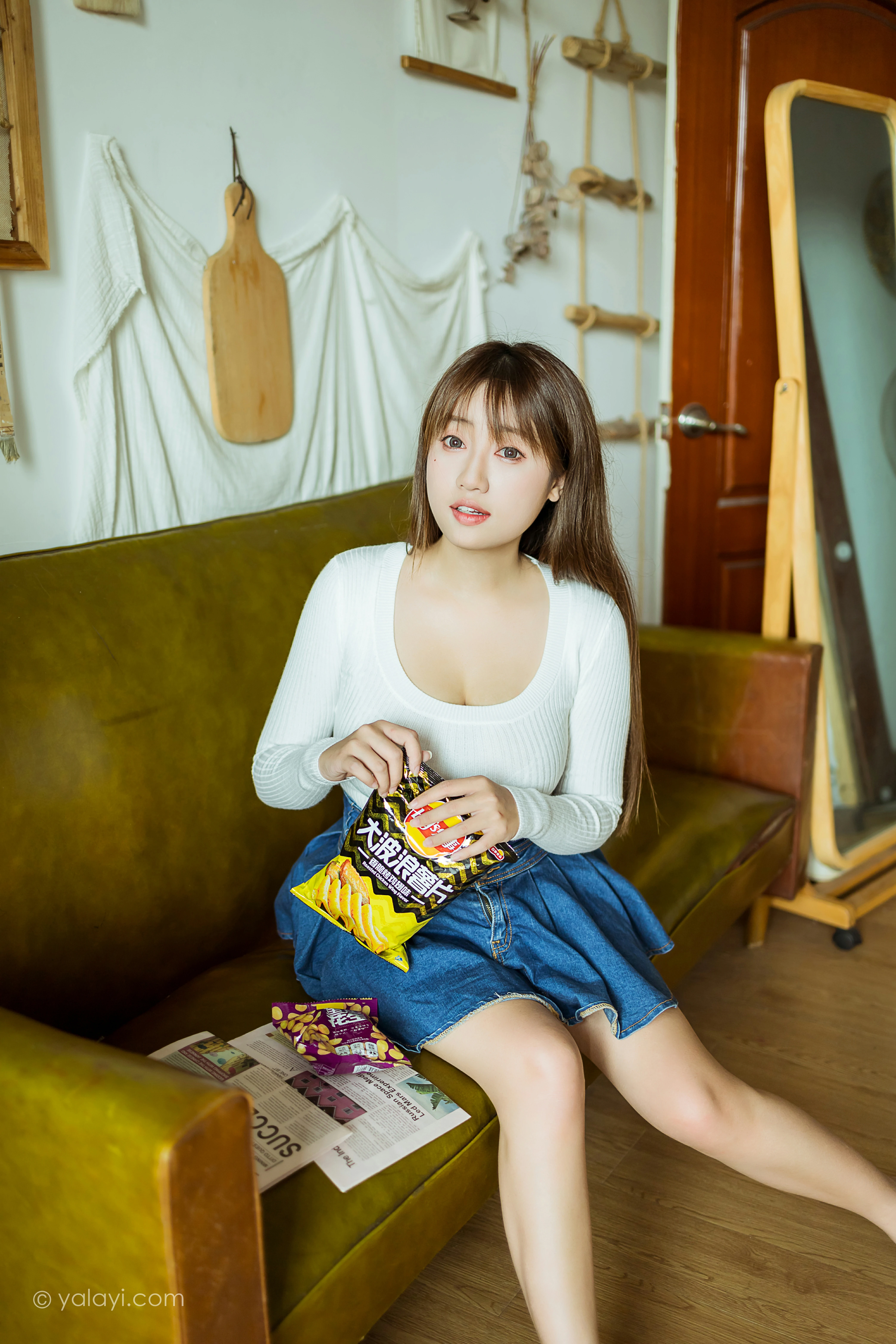 [YALAYI雅拉伊]NO.795 宅女日常 虞艺 白色毛衣加牛仔短裙性感私房写真集第6张