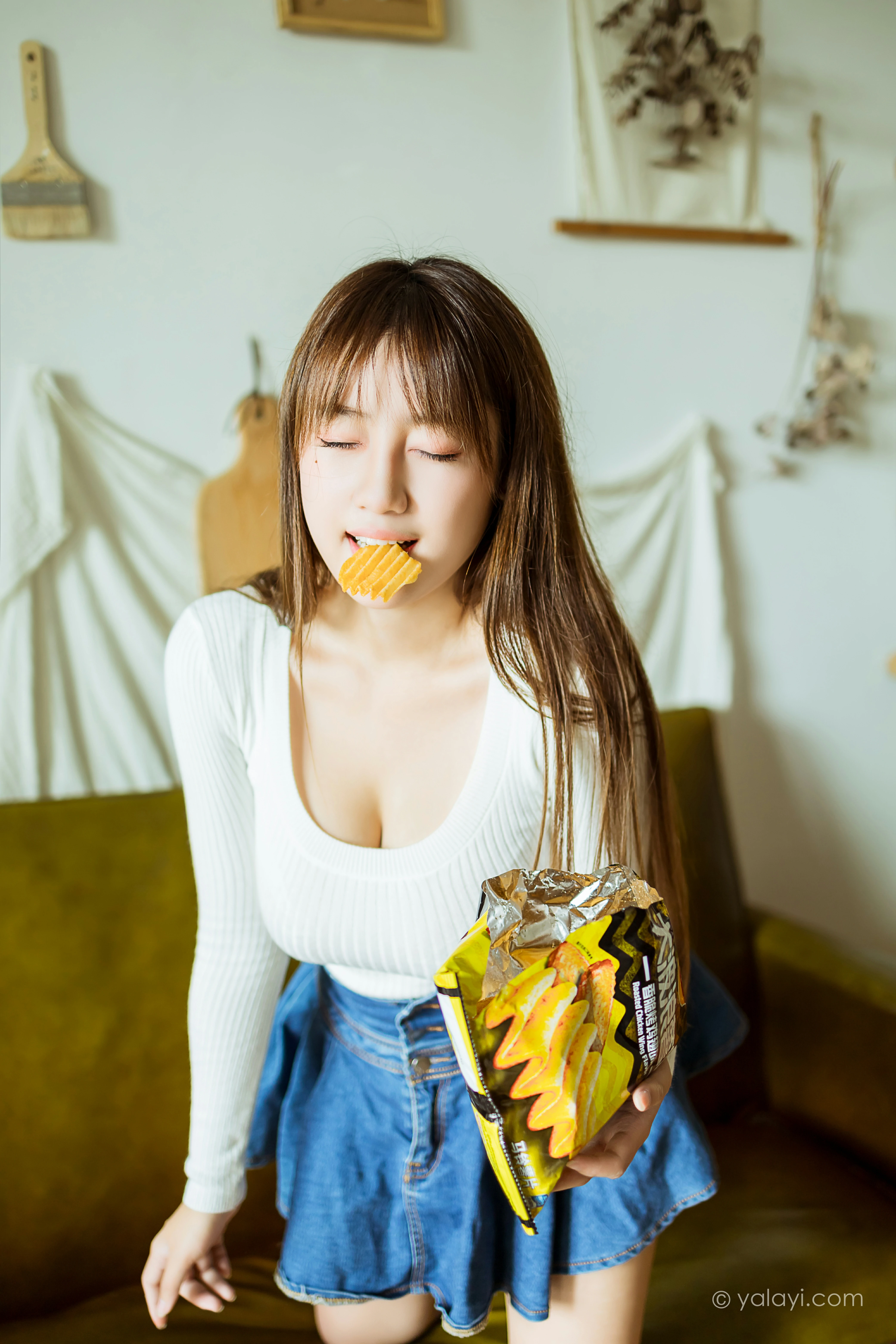 [YALAYI雅拉伊]NO.795 宅女日常 虞艺 白色毛衣加牛仔短裙性感私房写真集第9张