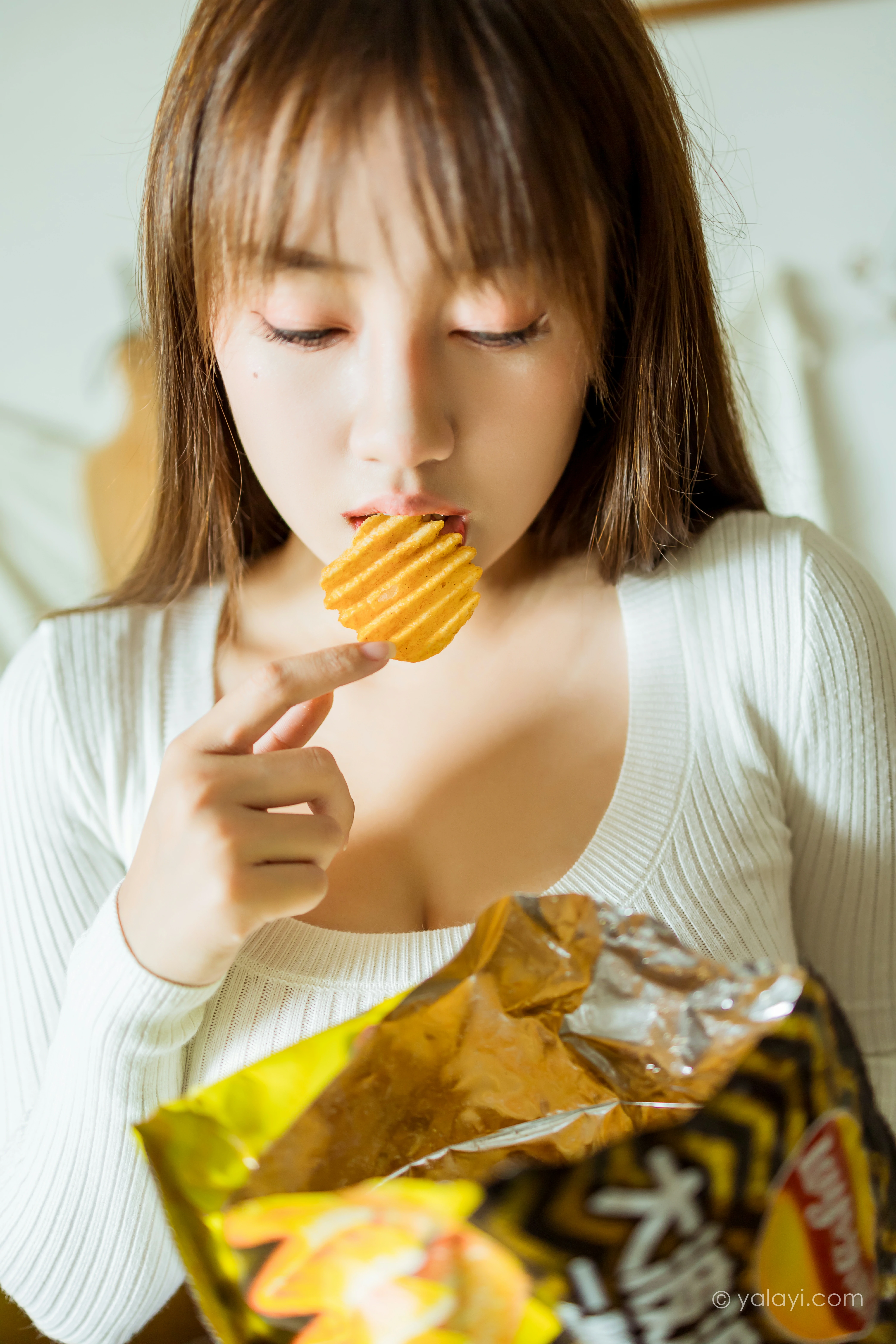 [YALAYI雅拉伊]NO.795 宅女日常 虞艺 白色毛衣加牛仔短裙性感私房写真集第9张