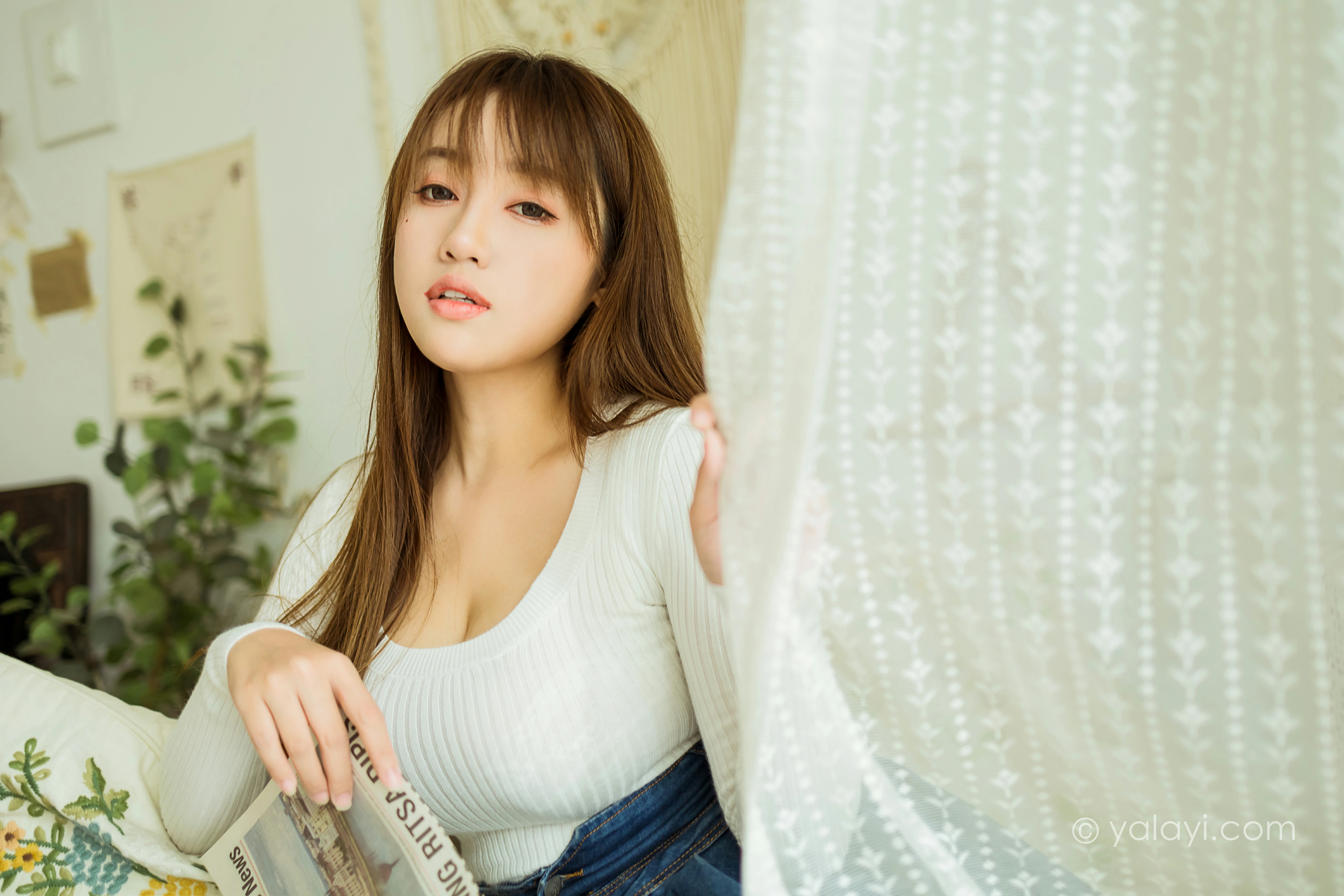 [YALAYI雅拉伊]NO.795 宅女日常 虞艺 白色毛衣加牛仔短裙性感私房写真集第11张