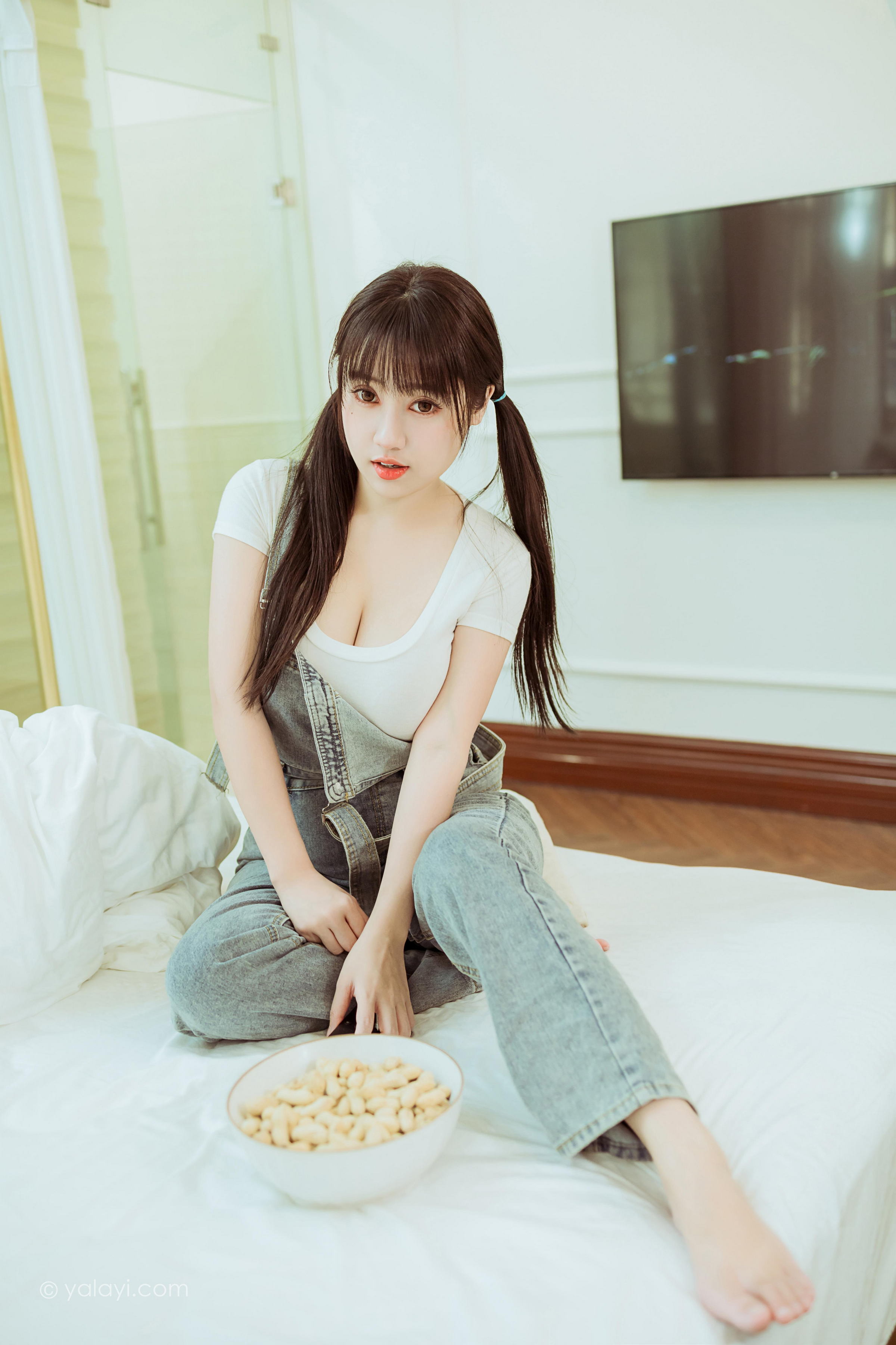 [YALAYI雅拉伊]2022.03.22 开心宅家 虞艺 白色紧身短袖加牛仔背带裤性感写真集第2张