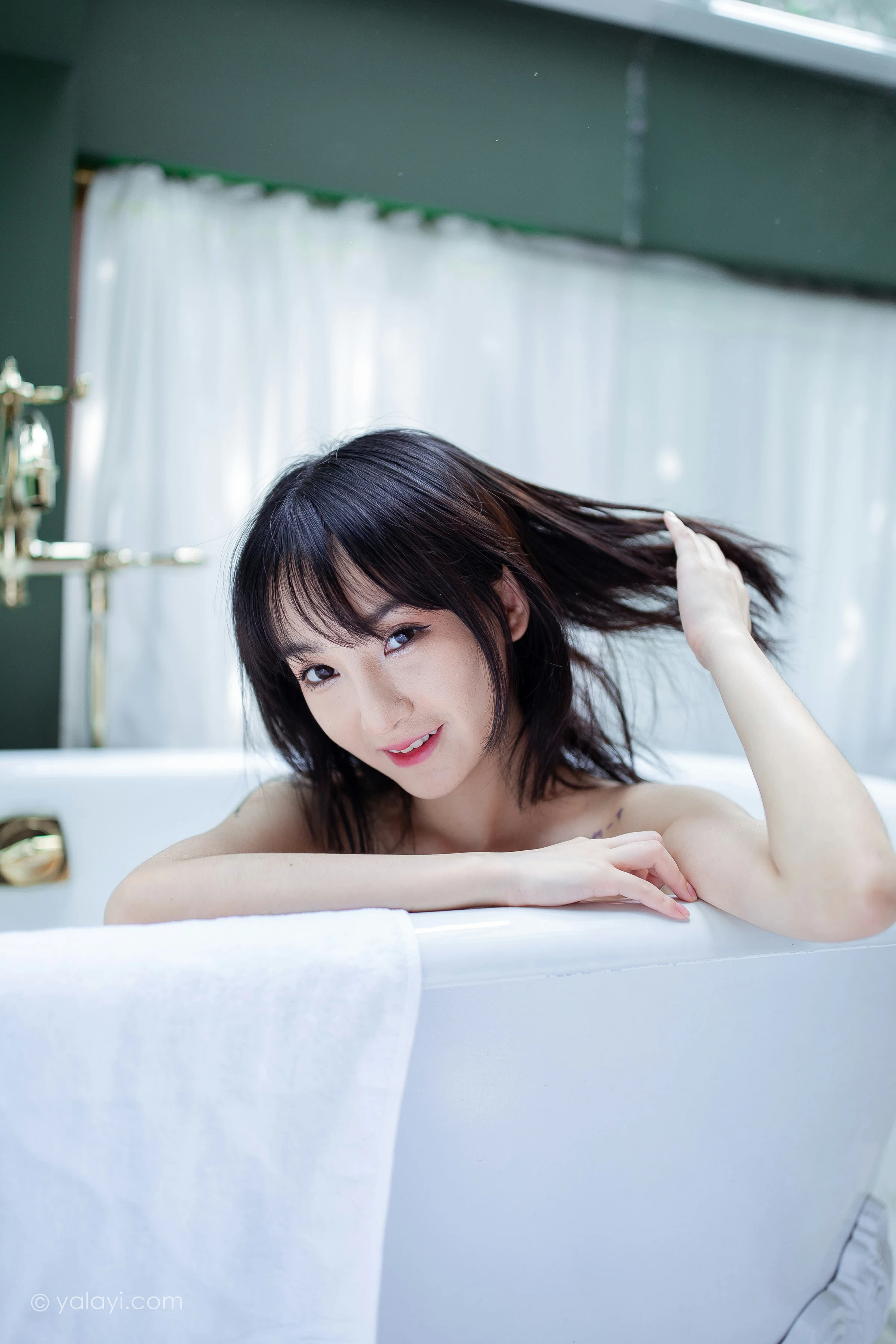 [YALAYI雅拉伊]NO.684 《清凉一夏》 落落 白色浴袍性感私房写真集第12张