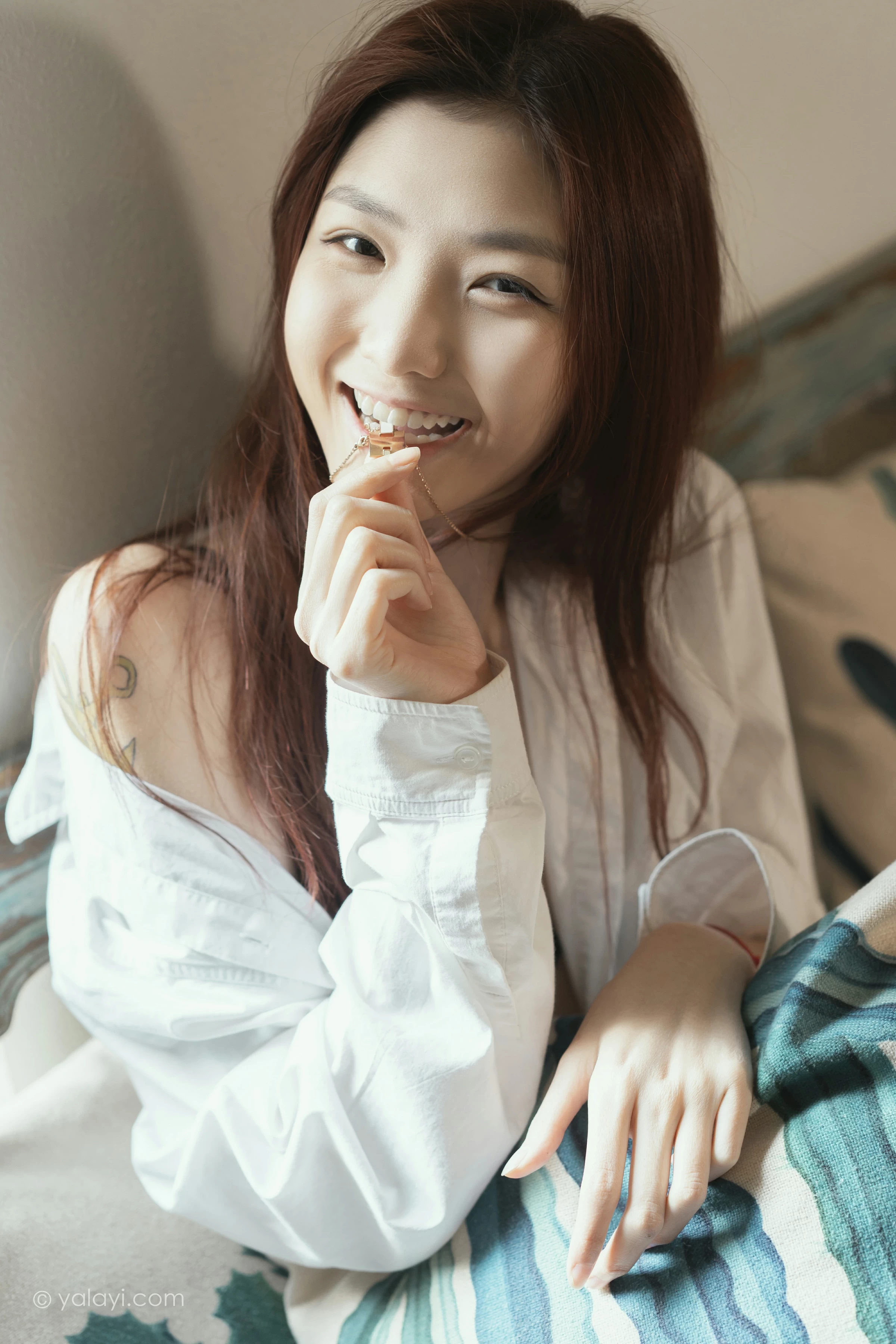 [YALAYI雅拉伊]NO.711 《礼物》 鸭鸭 白色衬衫加黑色内衣性感私房写真集第9张