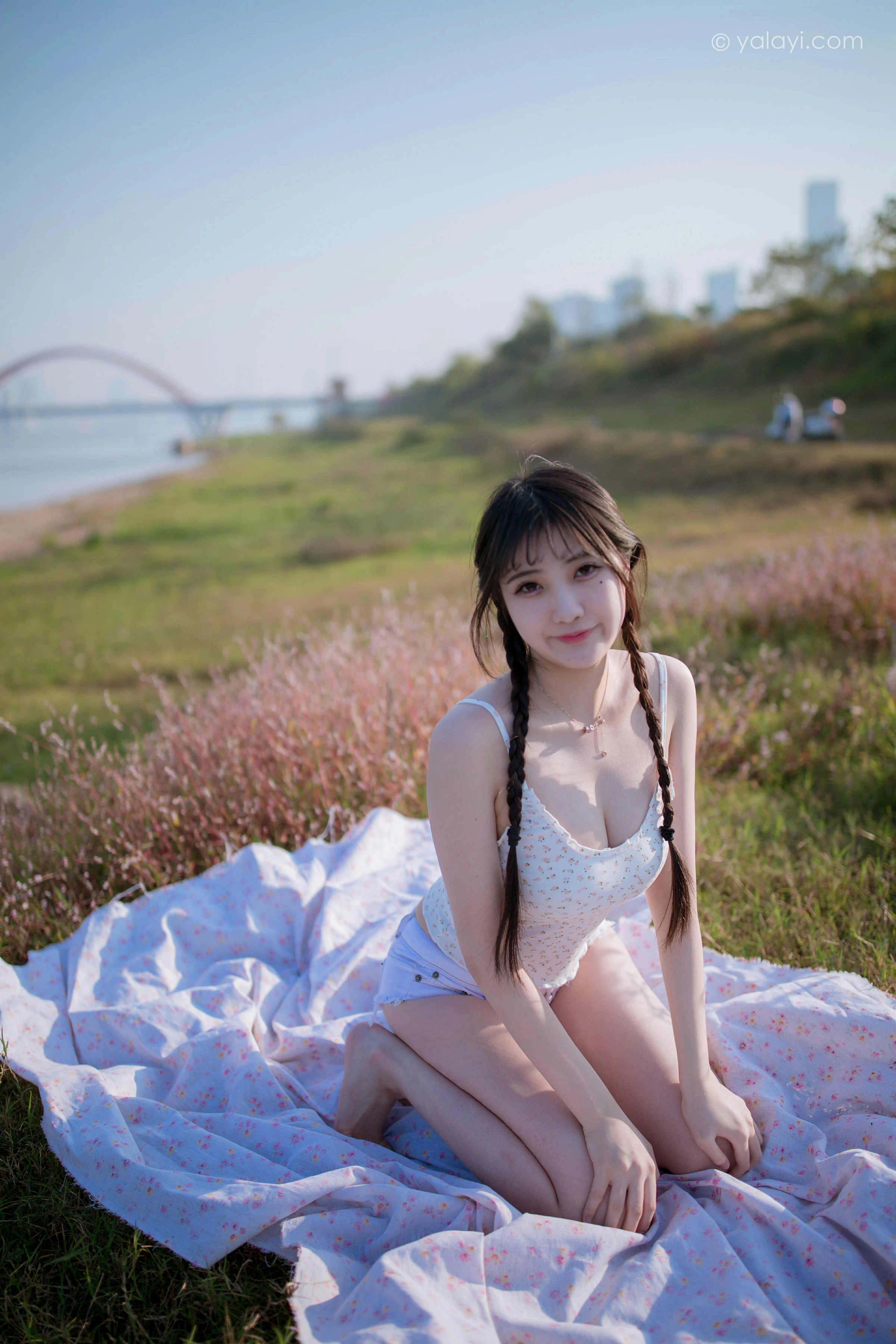 [YALAYI雅拉伊]NO.736 《去江边》 瓶儿 白色性感紧身小背心加牛仔热裤写真集第9张