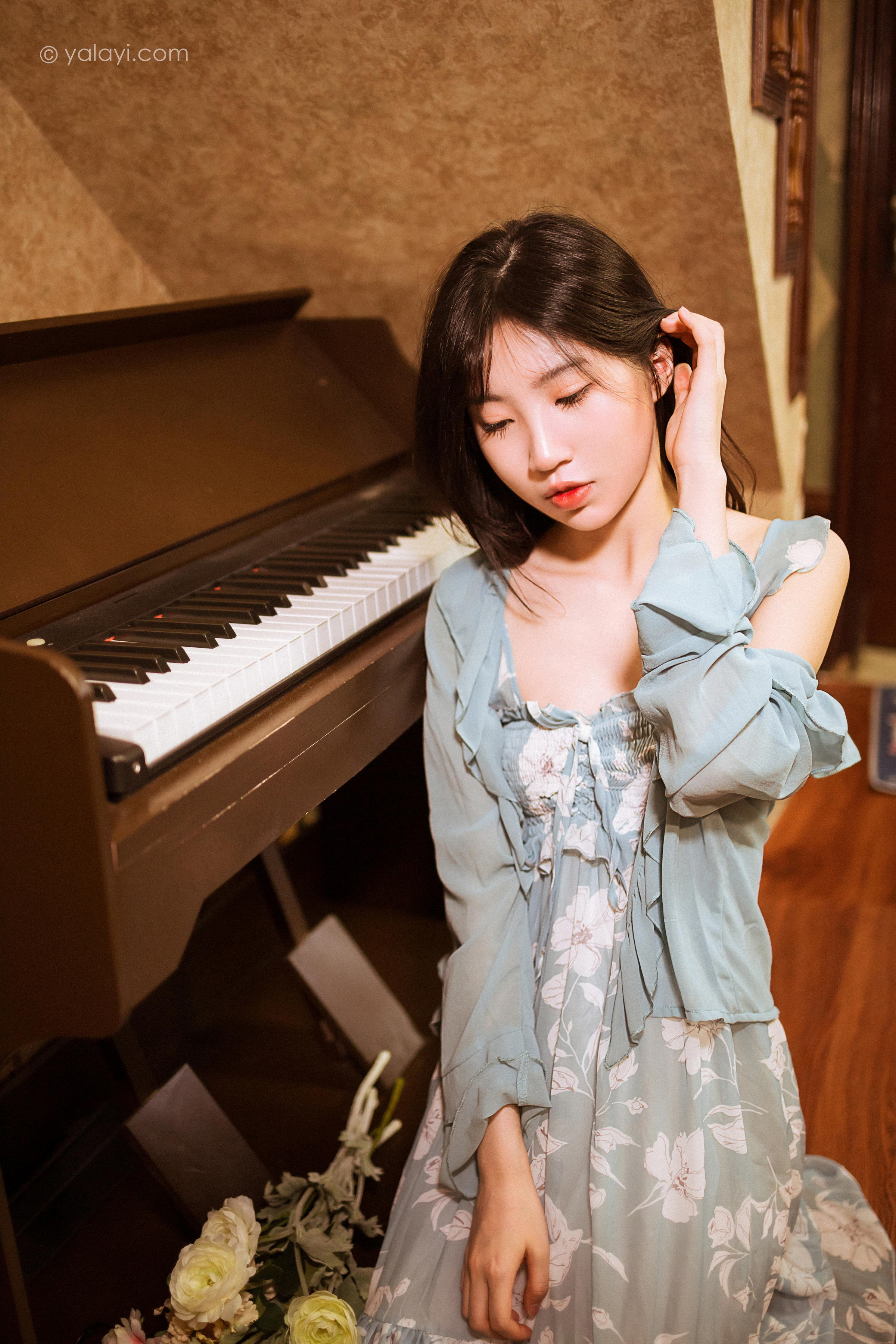 [YALAYI雅拉伊]2022.08.19 一去不复返 小乔 灰色外套加吊带连衣裙清纯写真集第4张