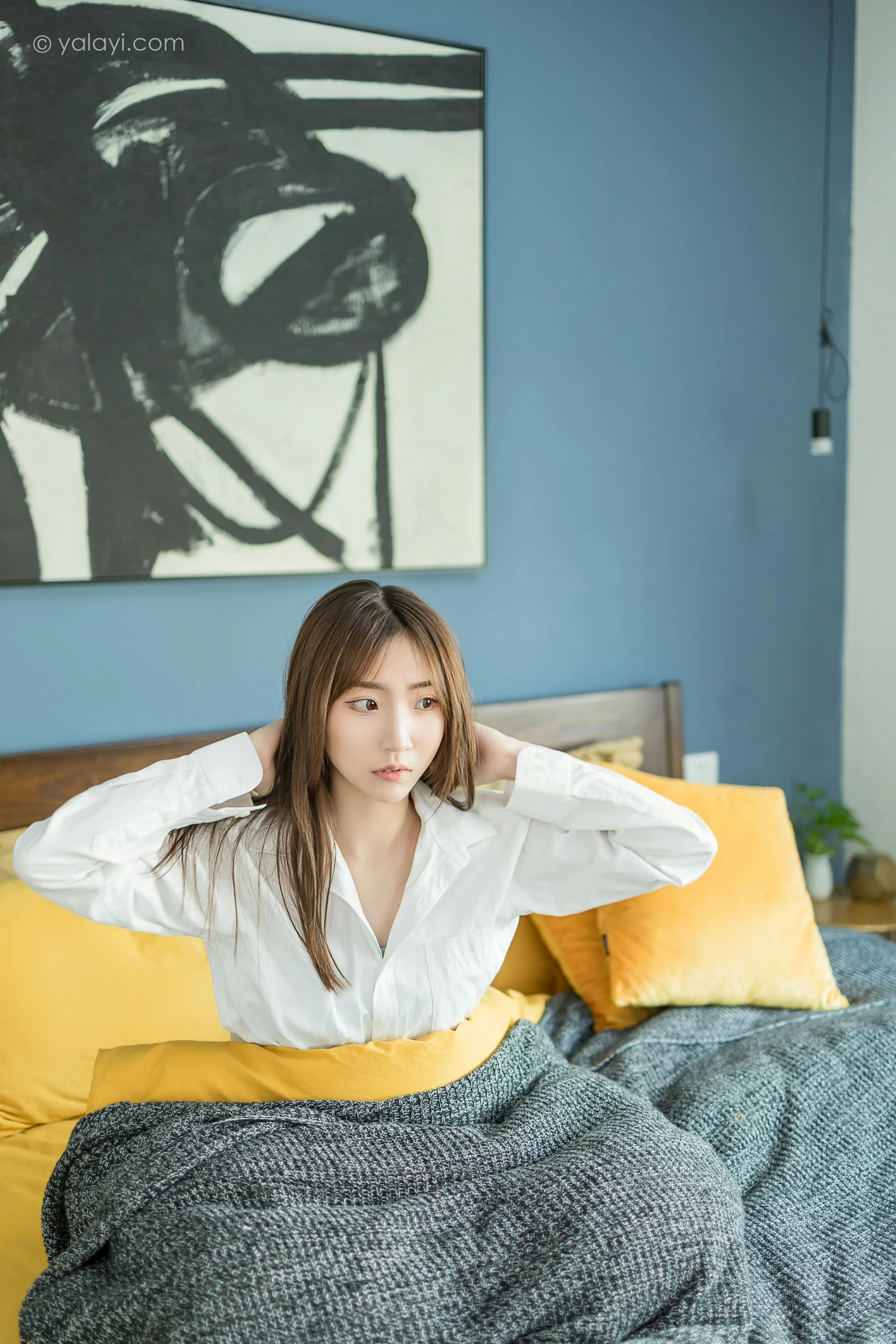 [YALAYI雅拉伊]NO.686 《亲爱的早安》 小乔 白色衬衫加牛仔热裤性感私房写真集第2张