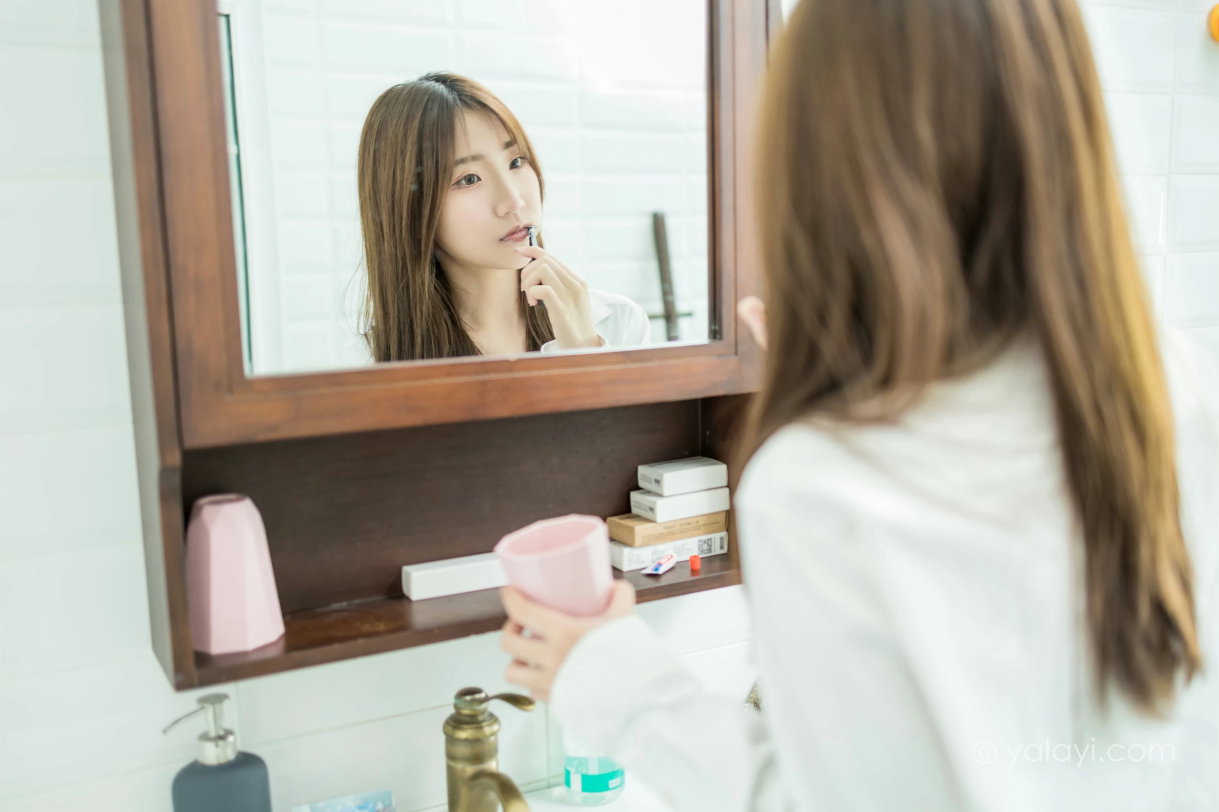 [YALAYI雅拉伊]NO.686 《亲爱的早安》 小乔 白色衬衫加牛仔热裤性感私房写真集第6张