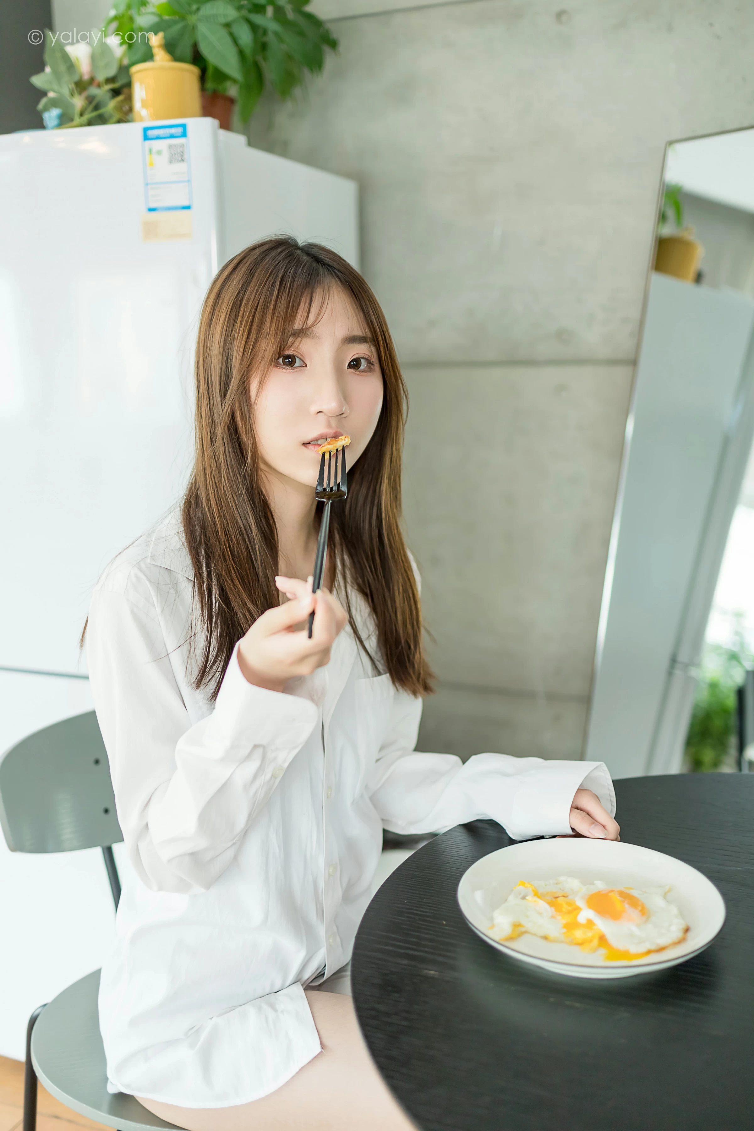 [YALAYI雅拉伊]NO.686 《亲爱的早安》 小乔 白色衬衫加牛仔热裤性感私房写真集第12张