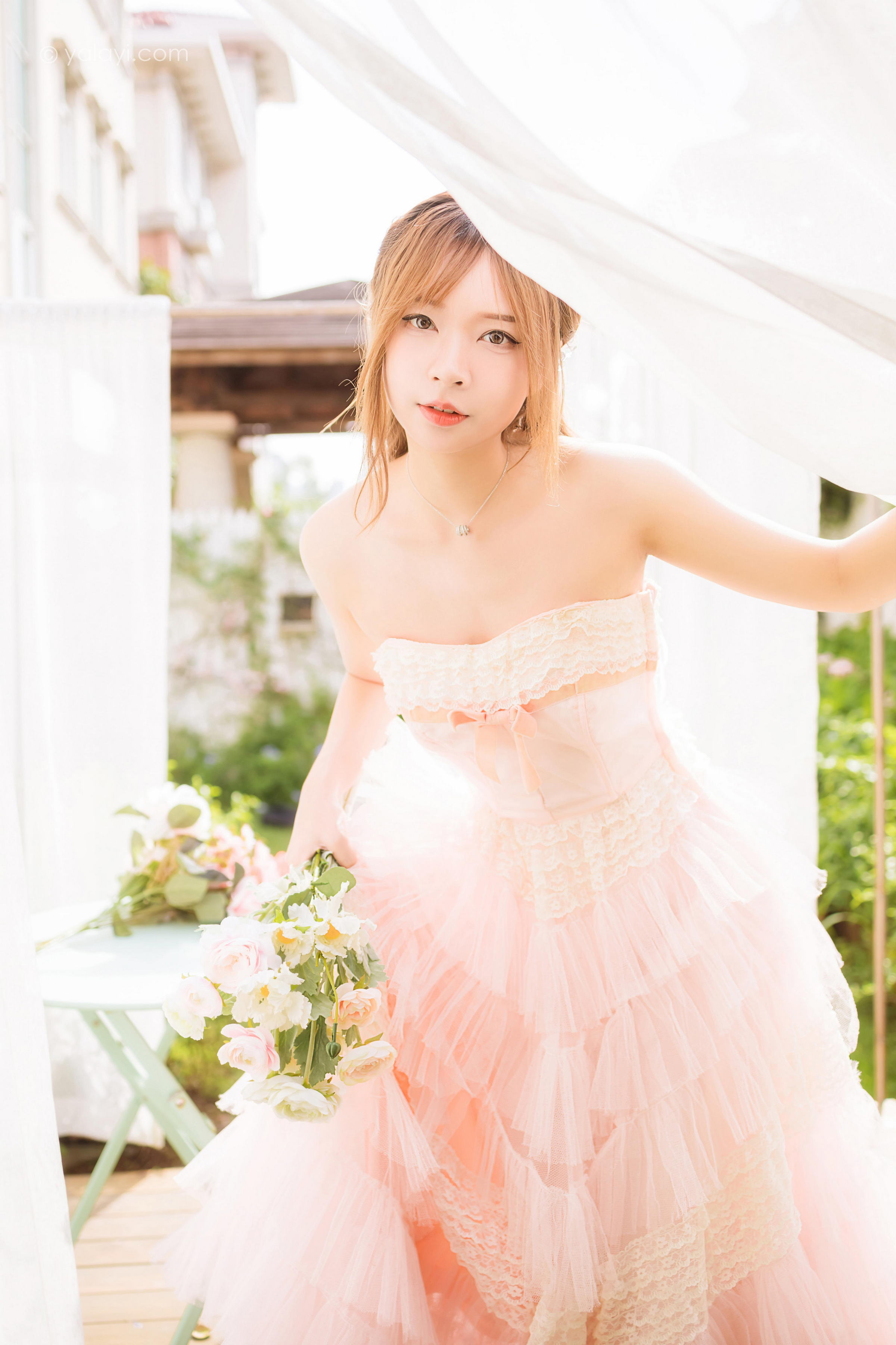 [YALAYI雅拉伊]2022.08.22 佳人 阿禾 粉色抹胸蕾丝加衣裙性感写真集第6张