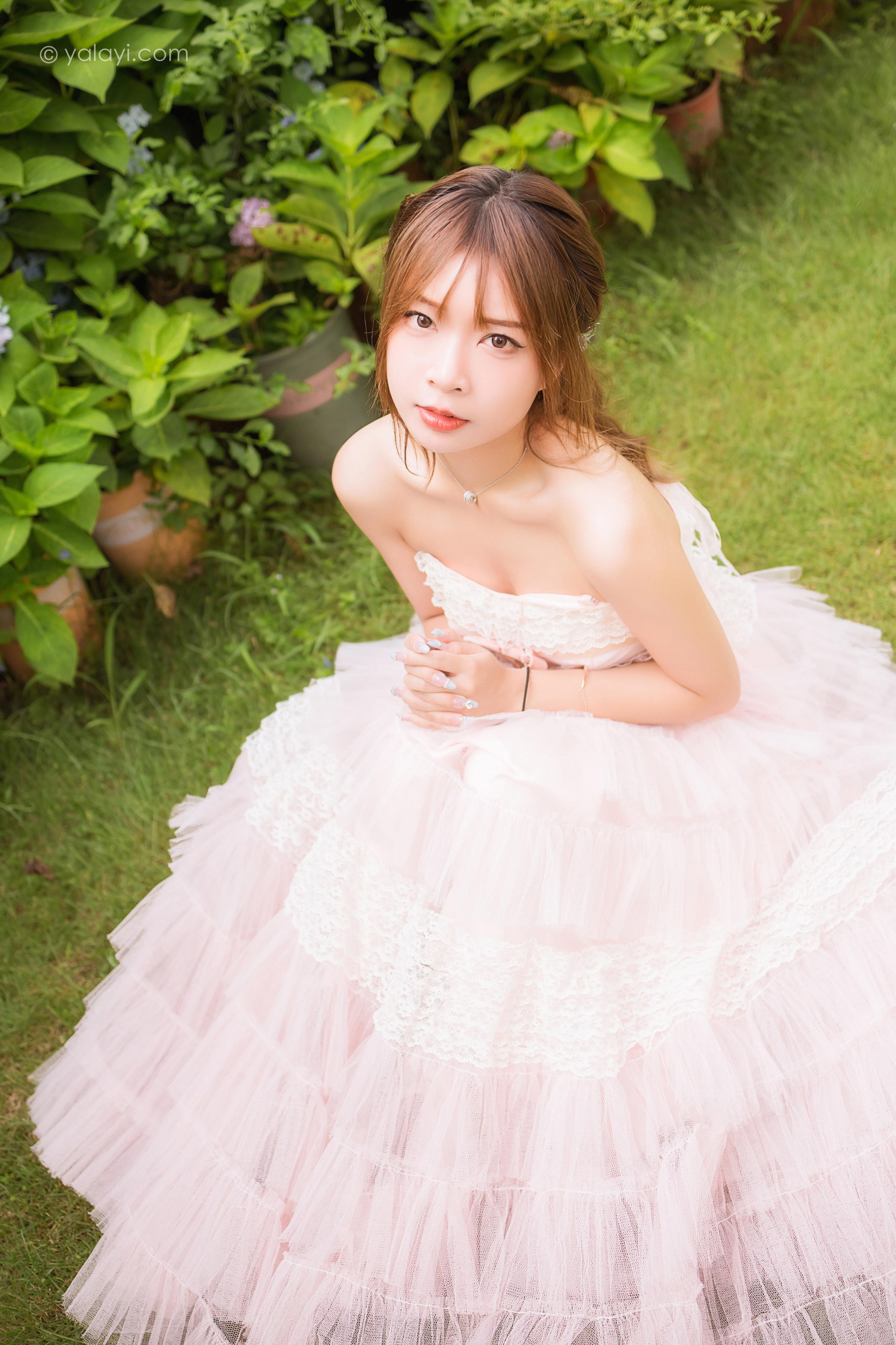 [YALAYI雅拉伊]2022.08.22 佳人 阿禾 粉色抹胸蕾丝加衣裙性感写真集第4张