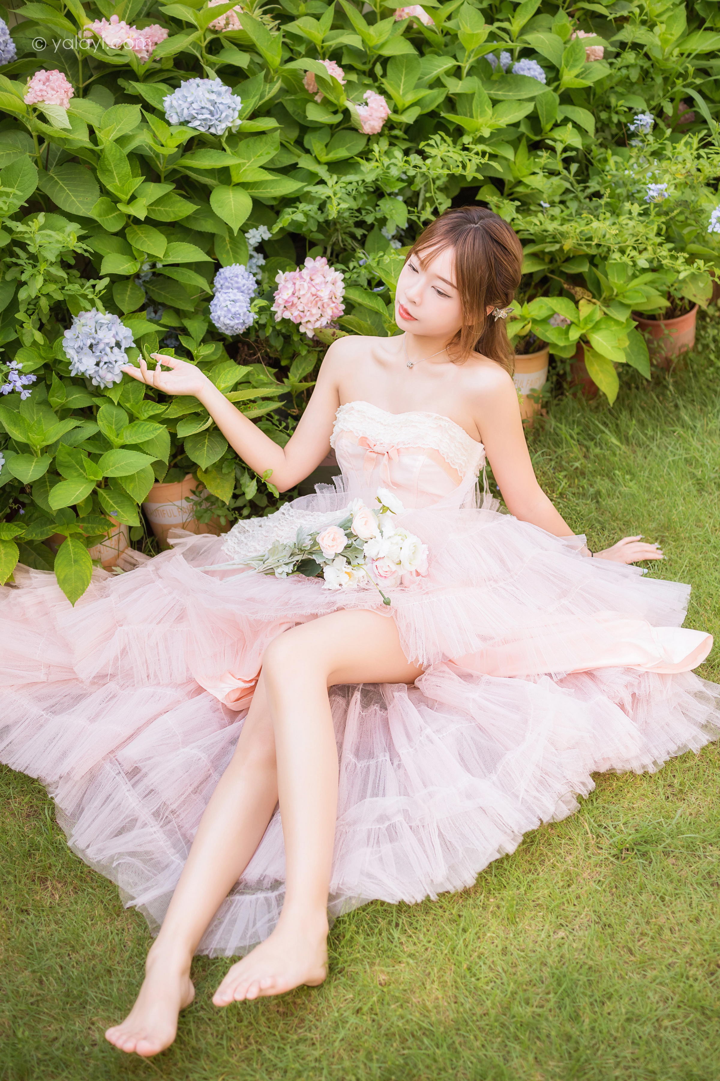 [YALAYI雅拉伊]2022.08.22 佳人 阿禾 粉色抹胸蕾丝加衣裙性感写真集第6张