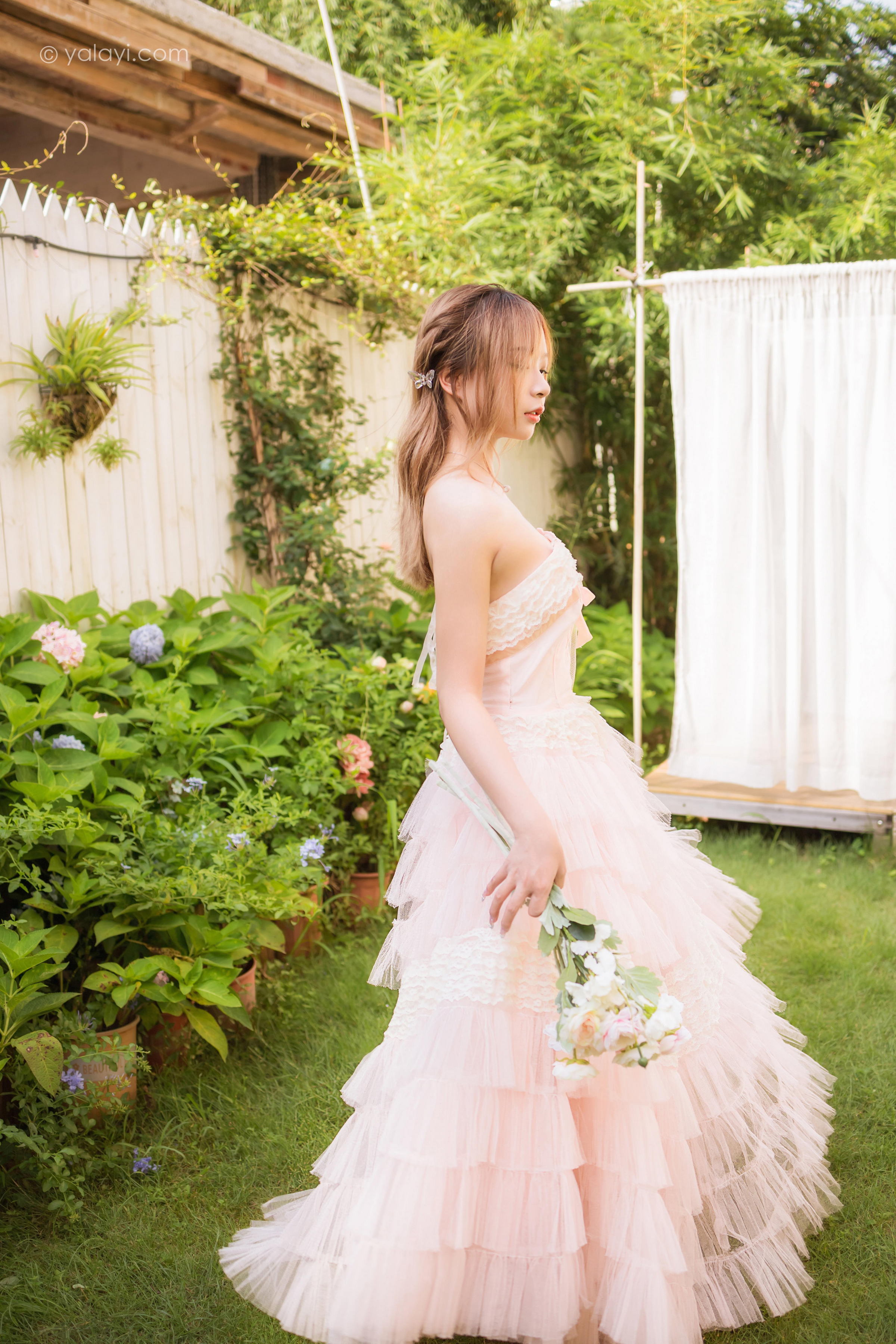 [YALAYI雅拉伊]2022.08.22 佳人 阿禾 粉色抹胸蕾丝加衣裙性感写真集第10张
