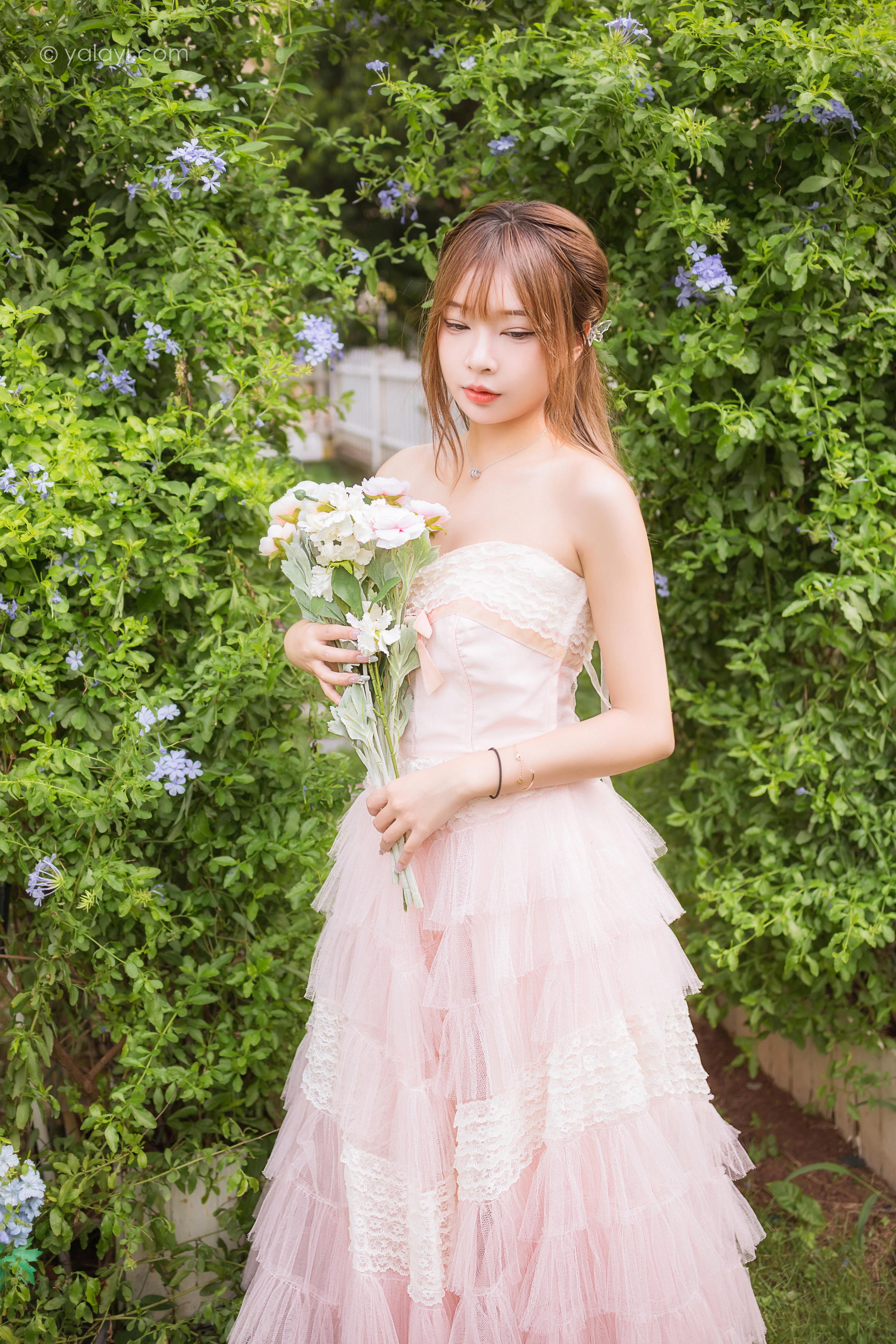 [YALAYI雅拉伊]2022.08.22 佳人 阿禾 粉色抹胸蕾丝加衣裙性感写真集第5张