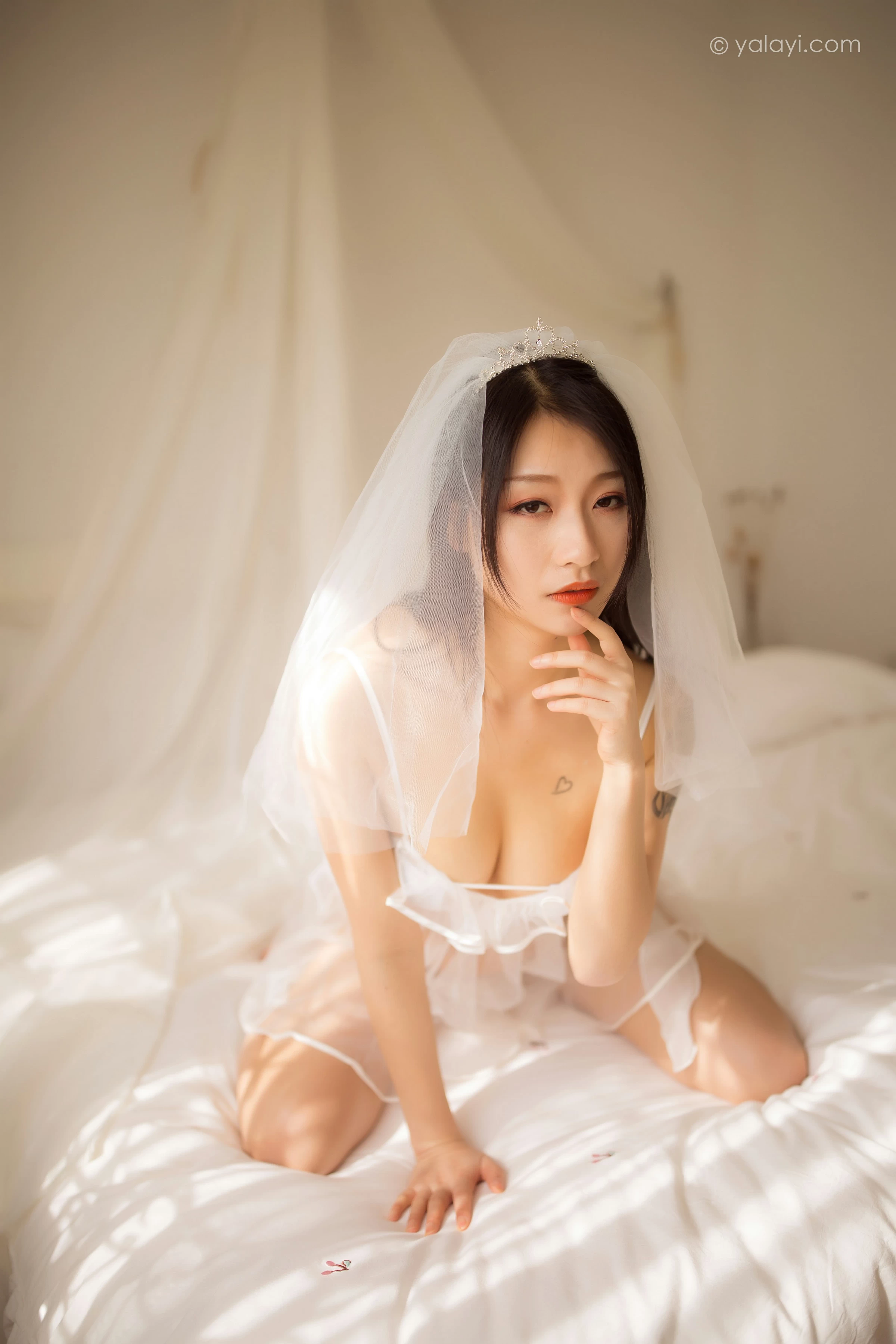 [YALAYI雅拉伊]NO.713 《等风也等你》 优优 白色透视情趣婚纱加情趣内衣性感私房写真集第2张