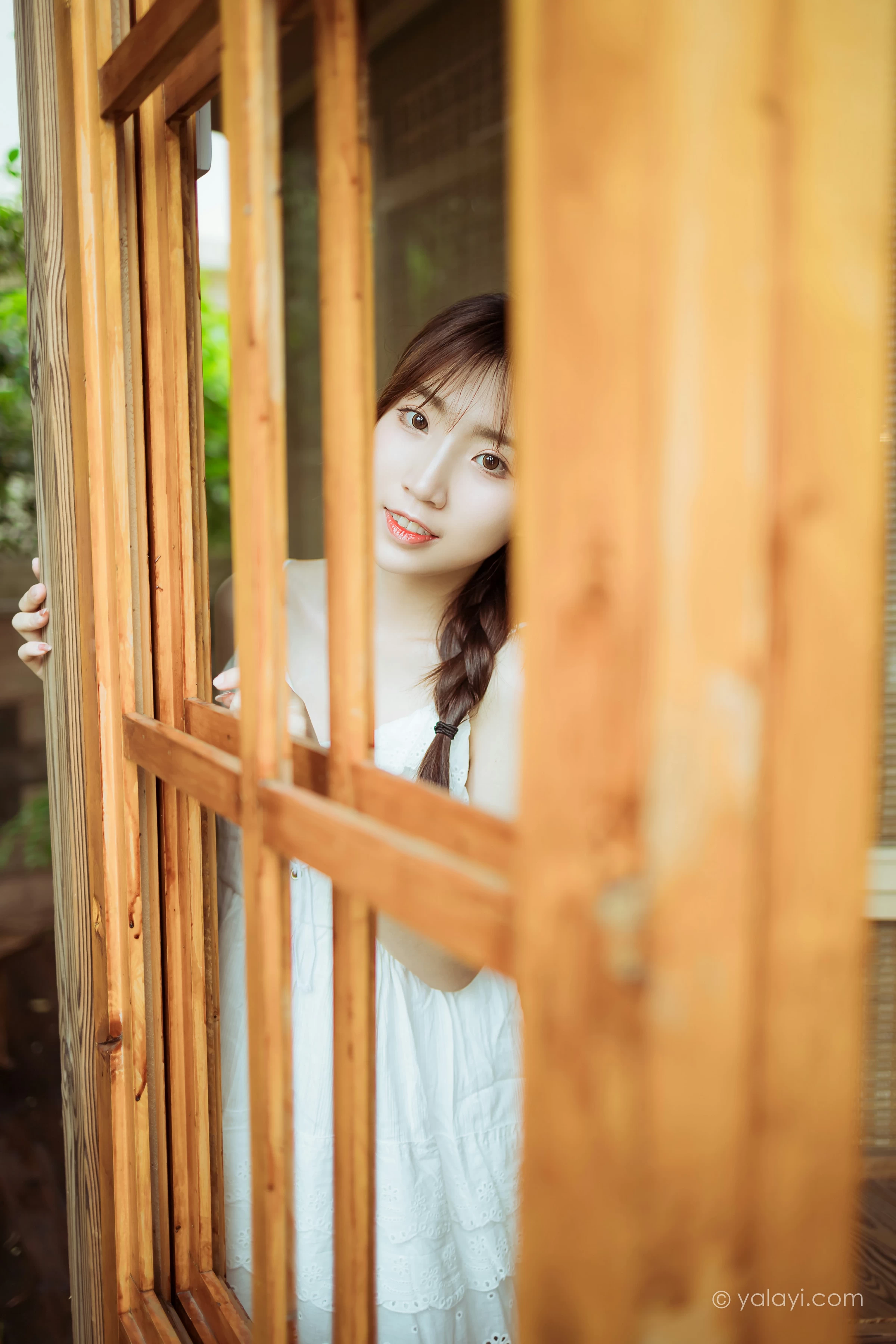 [YALAYI雅拉伊]NO.715 《雨后花园》 小乔 白色吊带连衣裙居家私房写真集第4张