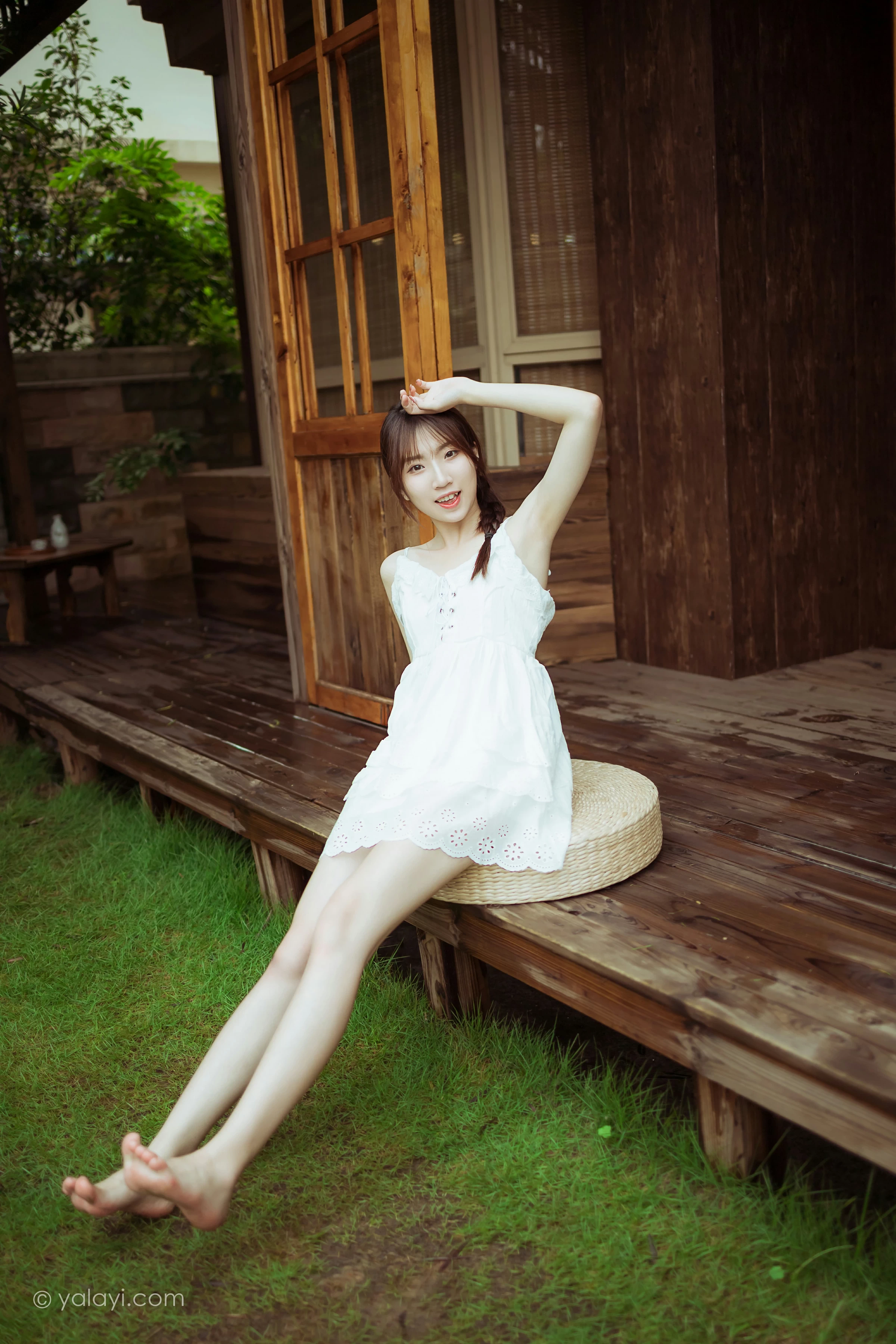 [YALAYI雅拉伊]NO.715 《雨后花园》 小乔 白色吊带连衣裙居家私房写真集第8张