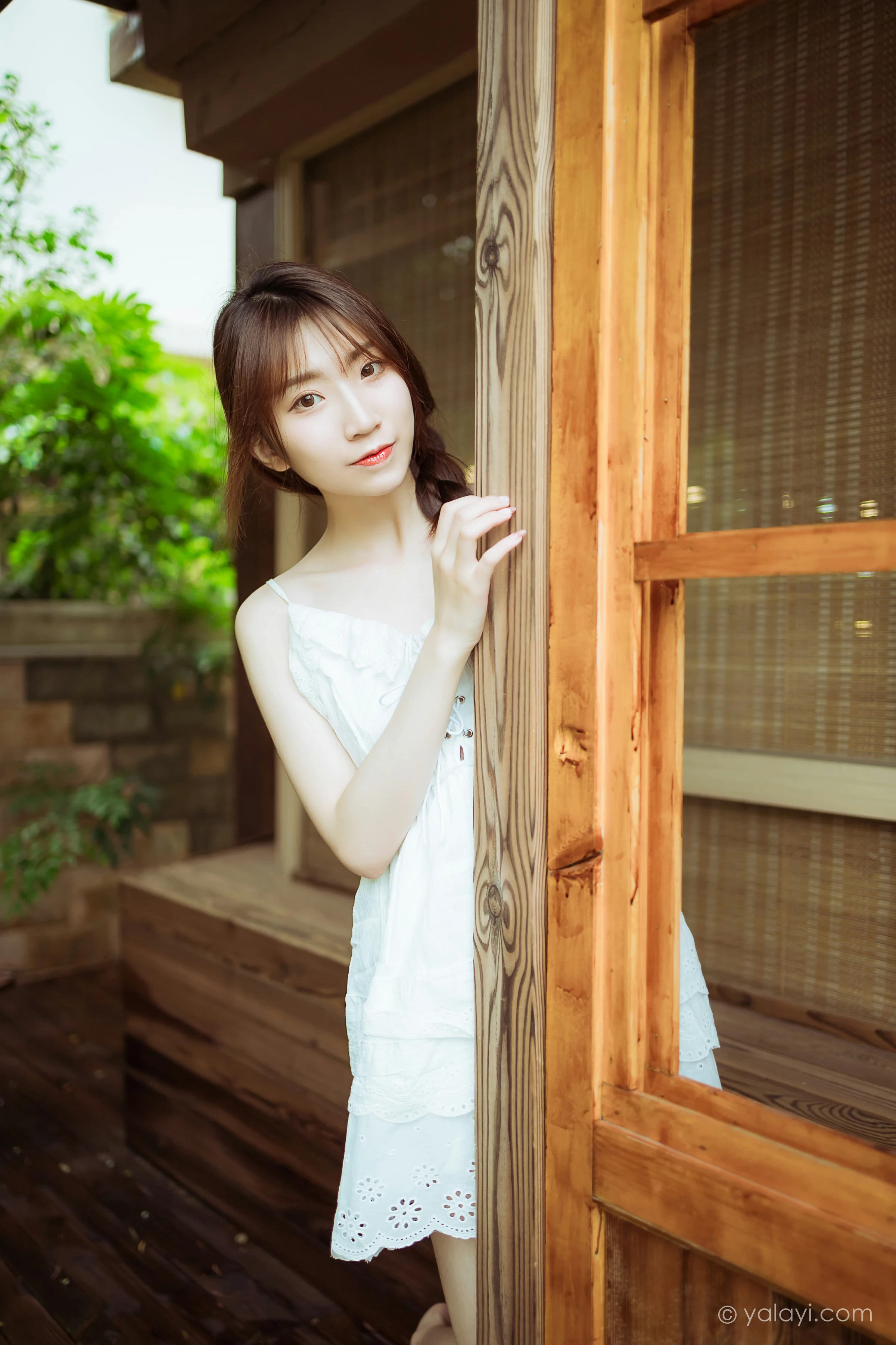 [YALAYI雅拉伊]NO.715 《雨后花园》 小乔 白色吊带连衣裙居家私房写真集第2张