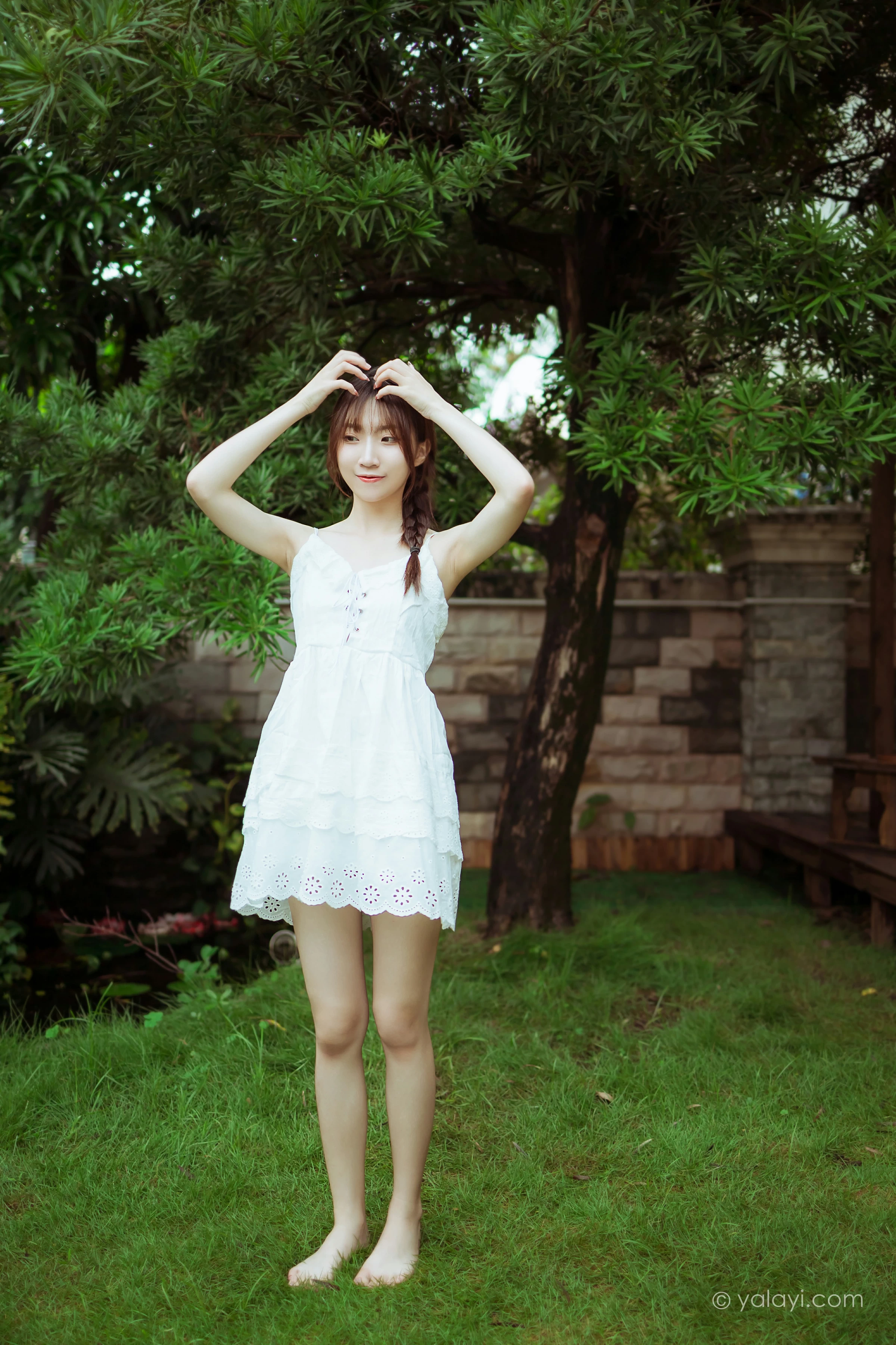[YALAYI雅拉伊]NO.715 《雨后花园》 小乔 白色吊带连衣裙居家私房写真集第7张