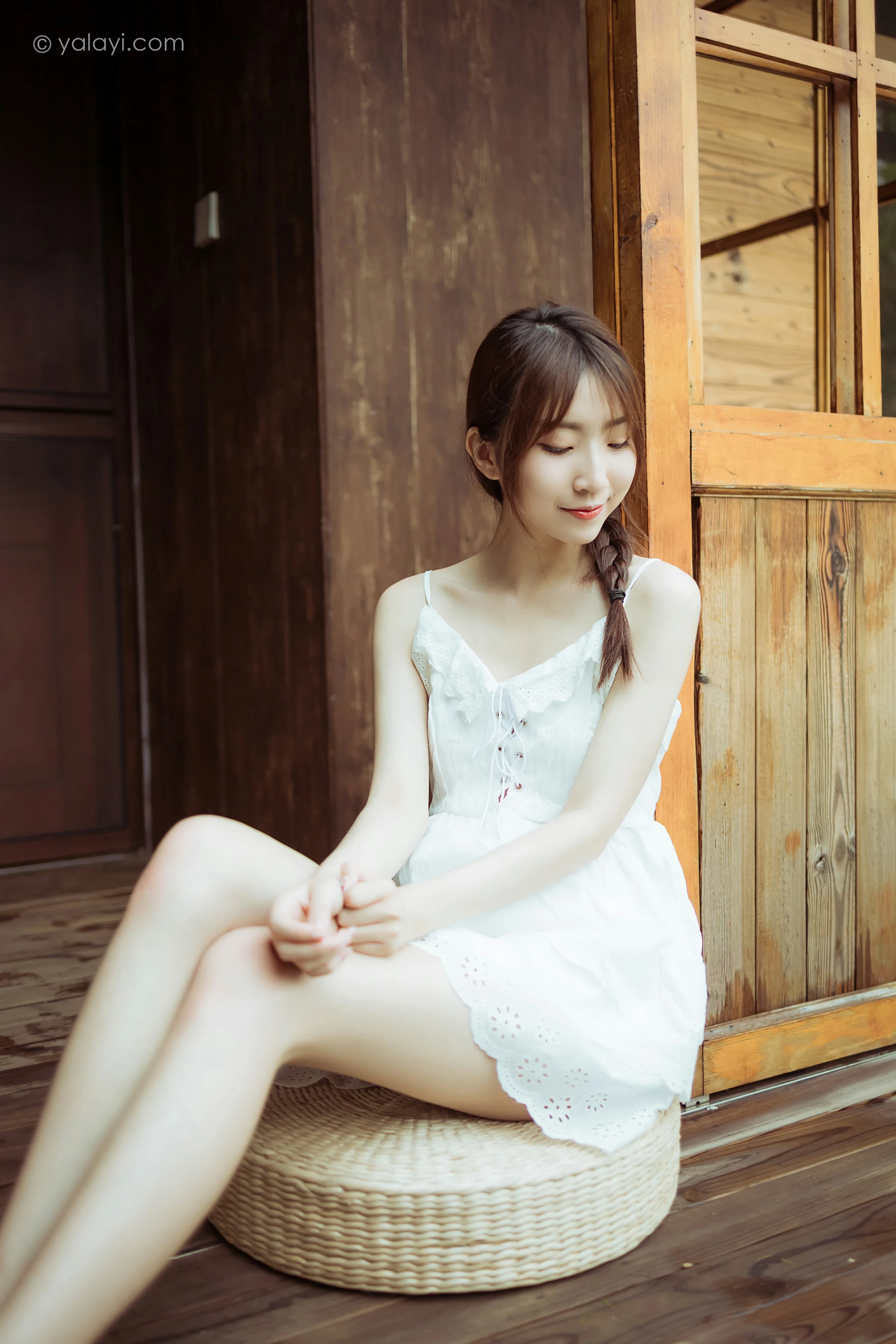 [YALAYI雅拉伊]NO.715 《雨后花园》 小乔 白色吊带连衣裙居家私房写真集第11张