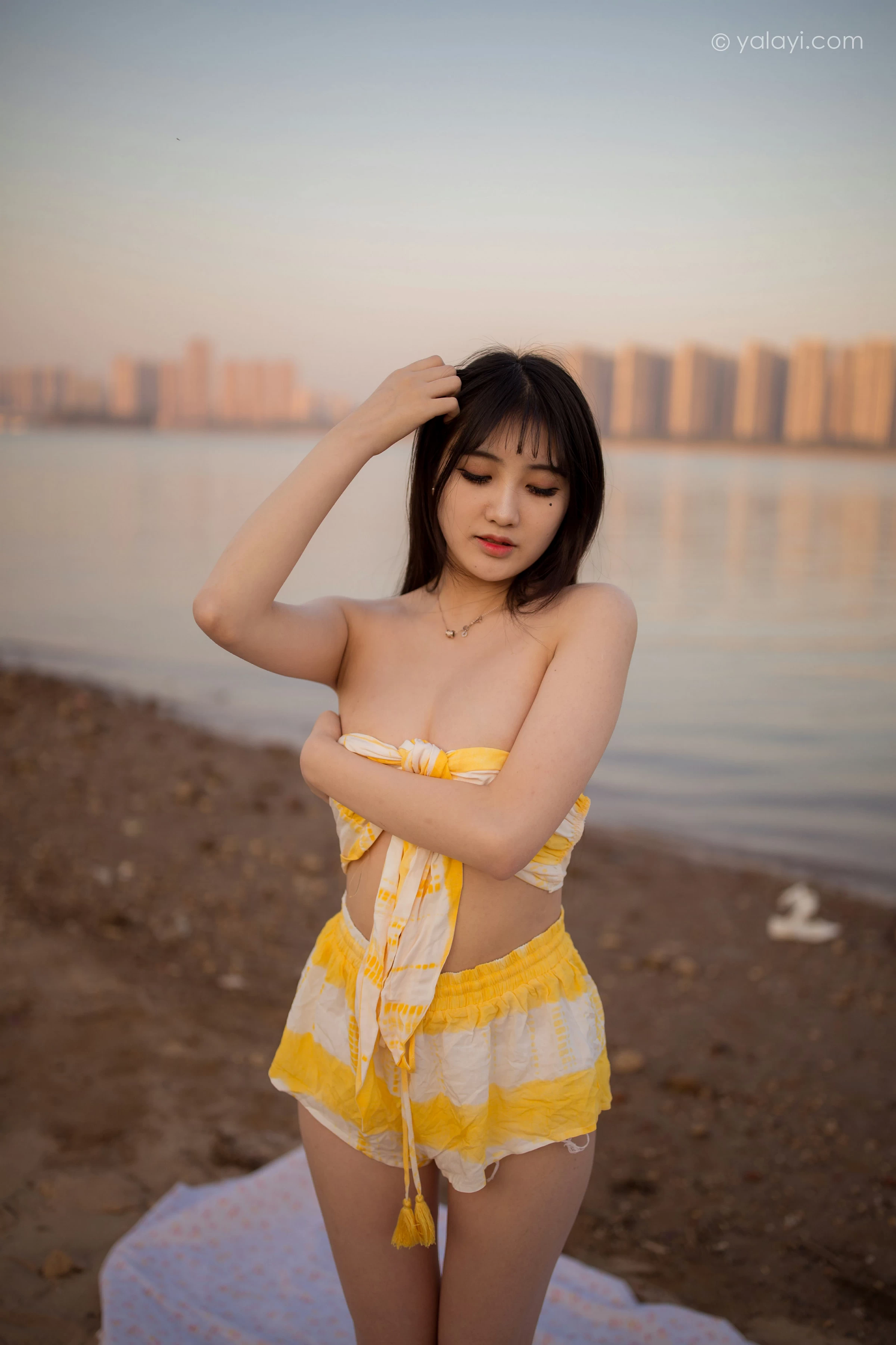 [YALAYI雅拉伊]NO.740 《令我忘餐》 瓶儿 黄色比基尼泳装加短裤性感写真集第15张