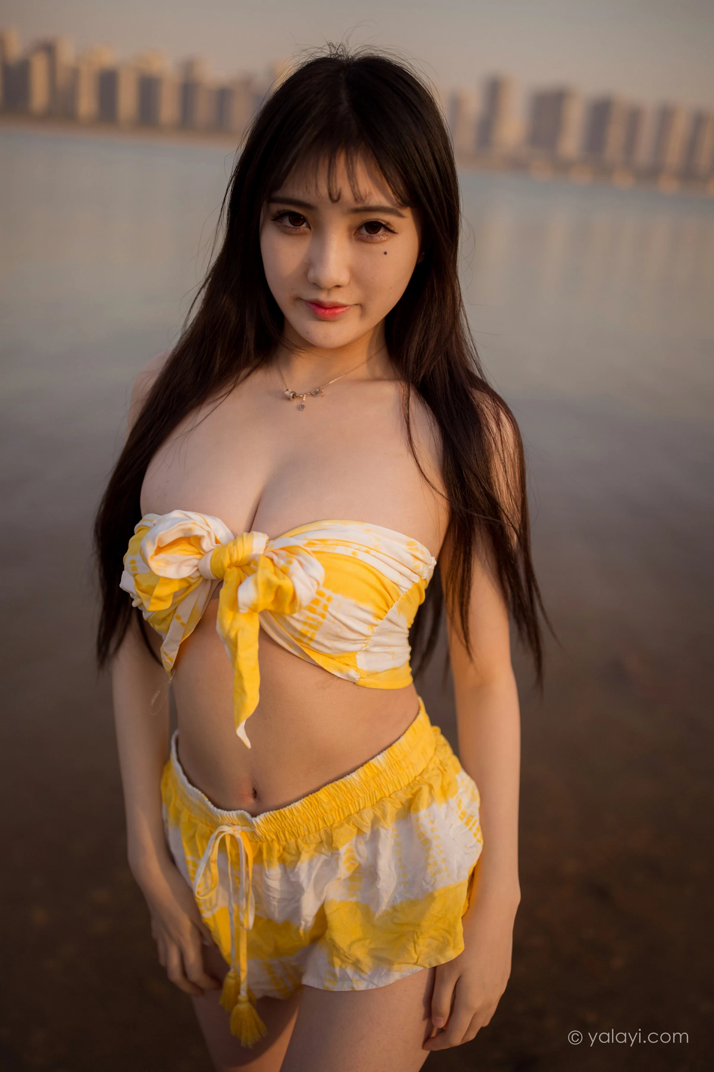 [YALAYI雅拉伊]NO.740 《令我忘餐》 瓶儿 黄色比基尼泳装加短裤性感写真集第2张