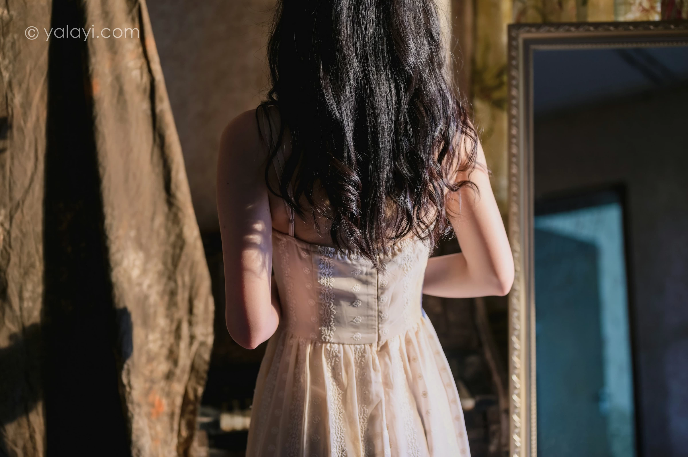 [YALAYI雅拉伊]NO.688 《盼》 方岚 白色吊带蕾丝连衣裙居家私房写真集第10张