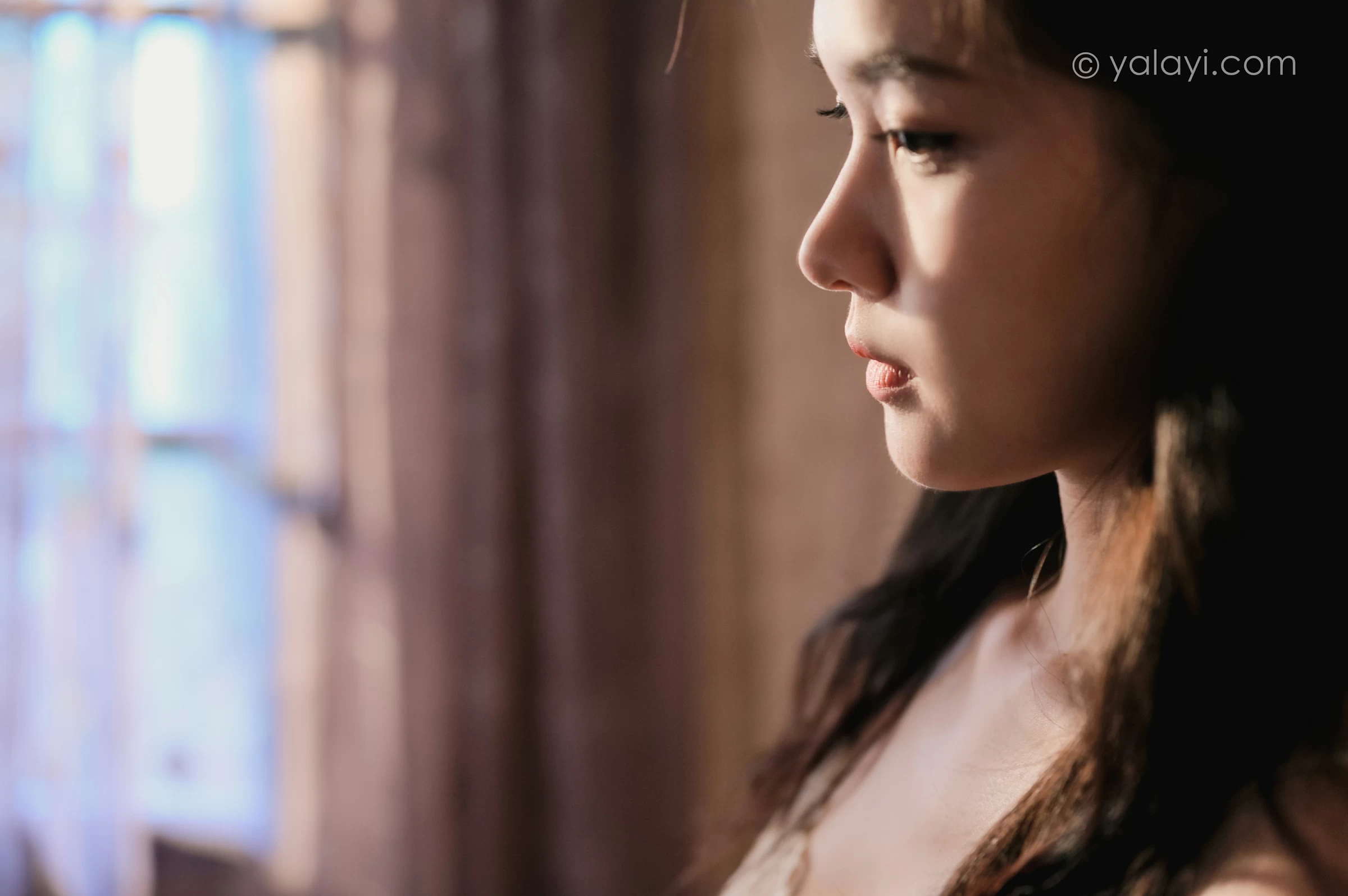 [YALAYI雅拉伊]NO.688 《盼》 方岚 白色吊带蕾丝连衣裙居家私房写真集第13张