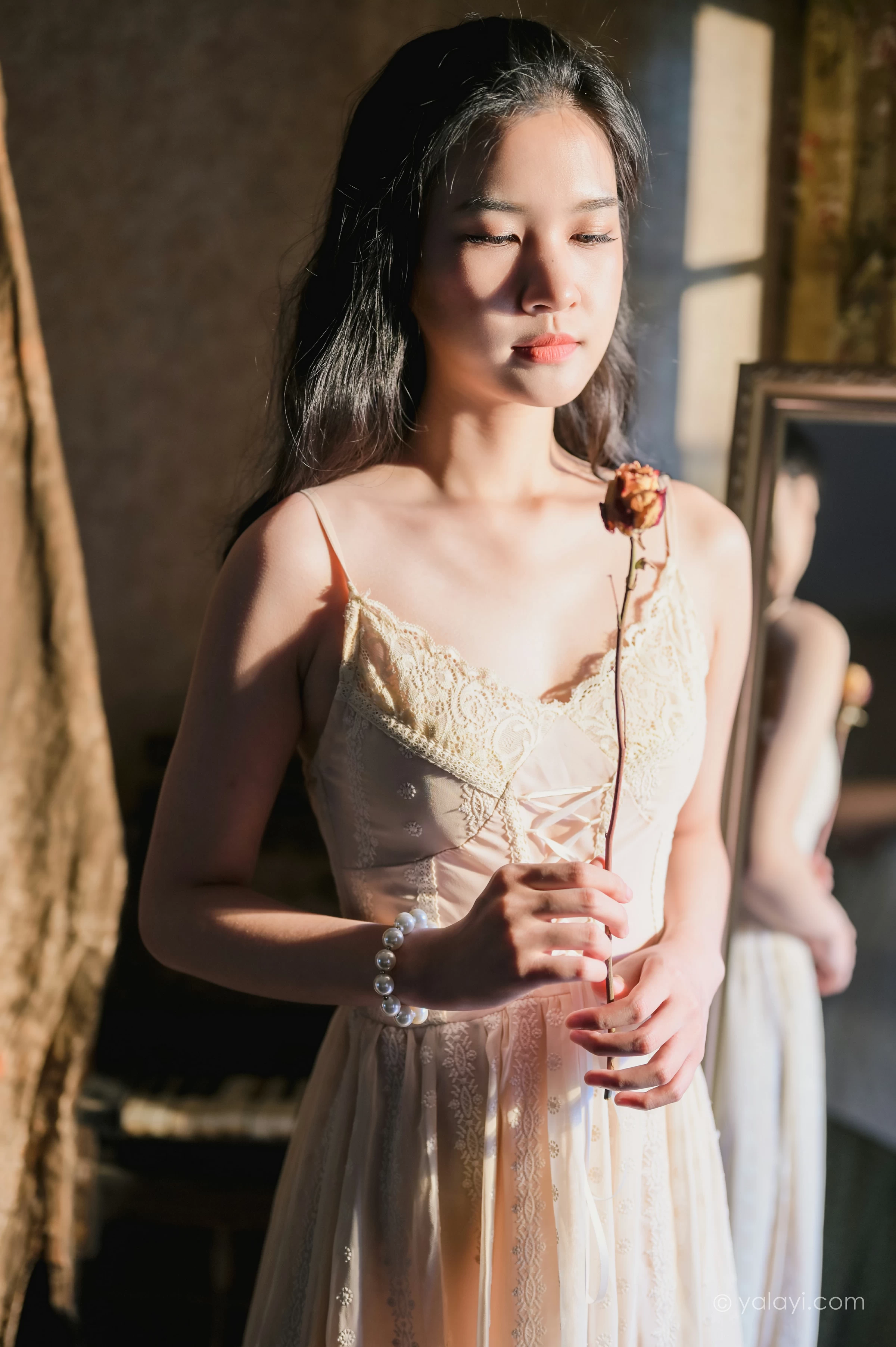 [YALAYI雅拉伊]NO.688 《盼》 方岚 白色吊带蕾丝连衣裙居家私房写真集第10张