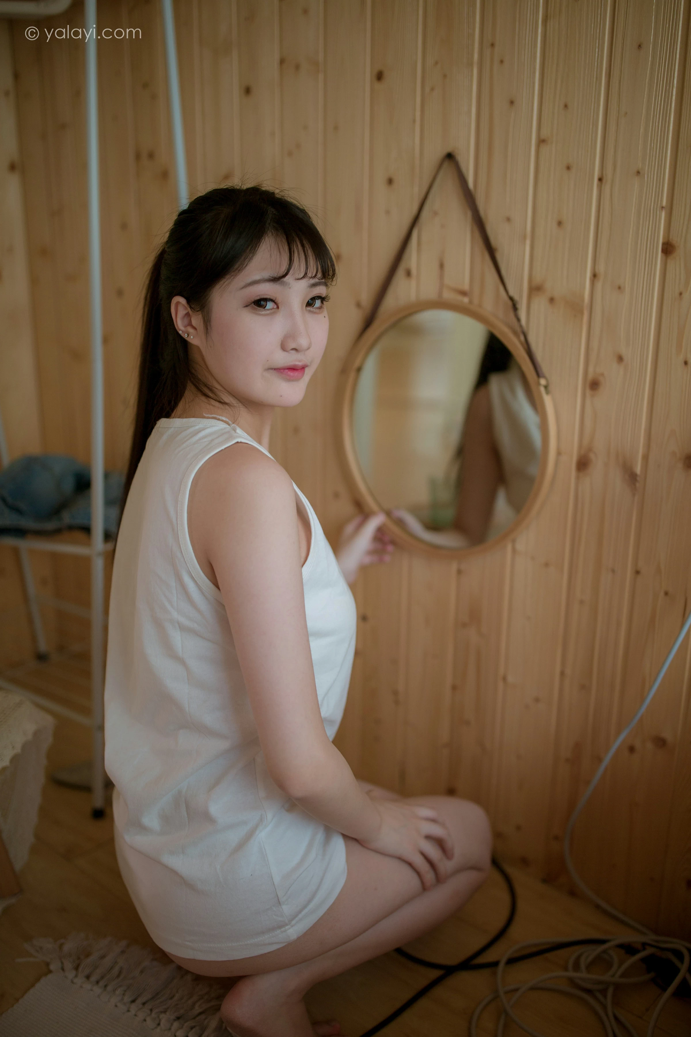 [YALAYI雅拉伊]NO.694 《木屋时光》 瓶儿 白色连身背心性感私房写真集第1张