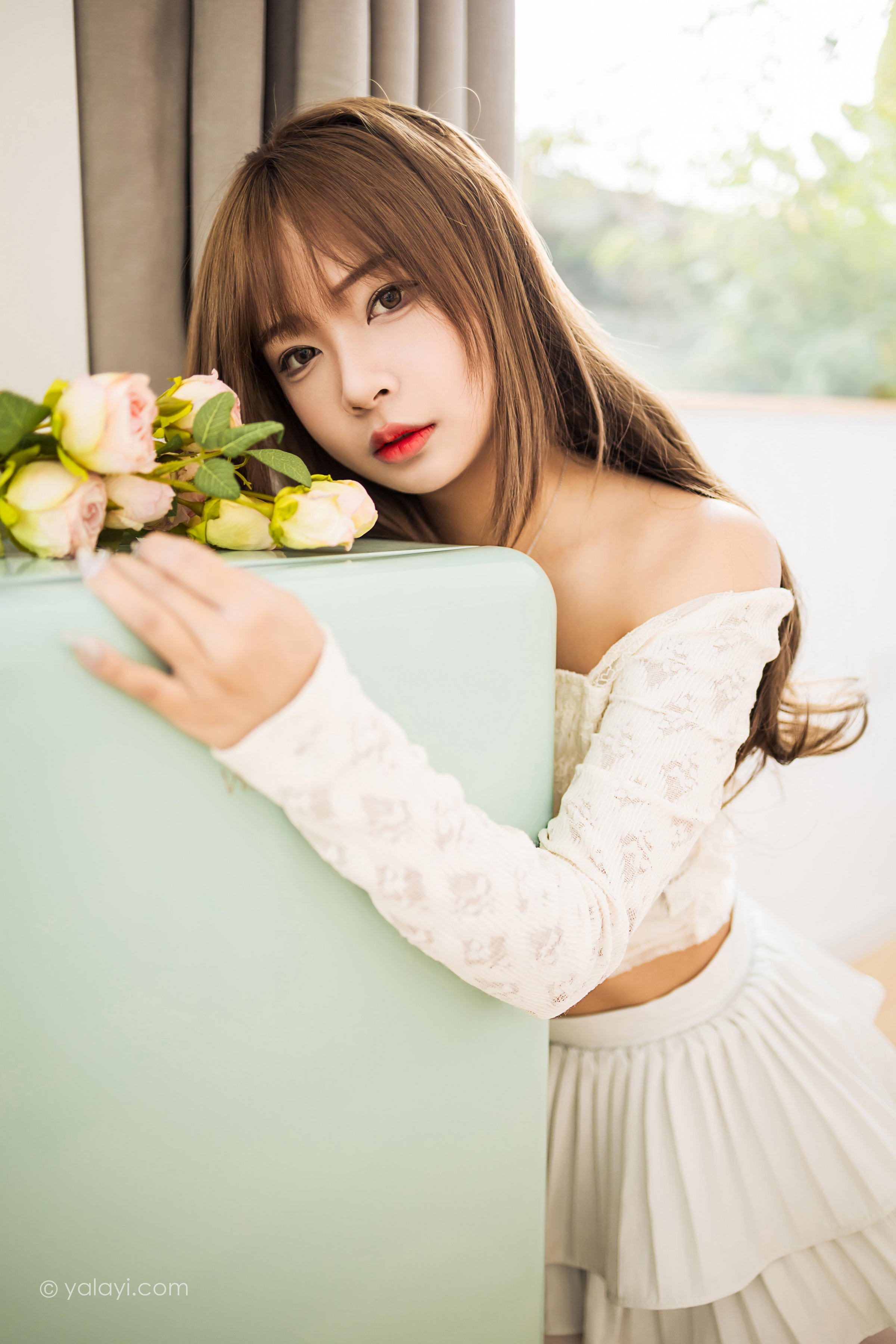 [YALAYI雅拉伊]2022.06.09 某一天 阿禾 白色透视蕾丝上衣与短裙加白色丝袜美腿清纯写真集第4张