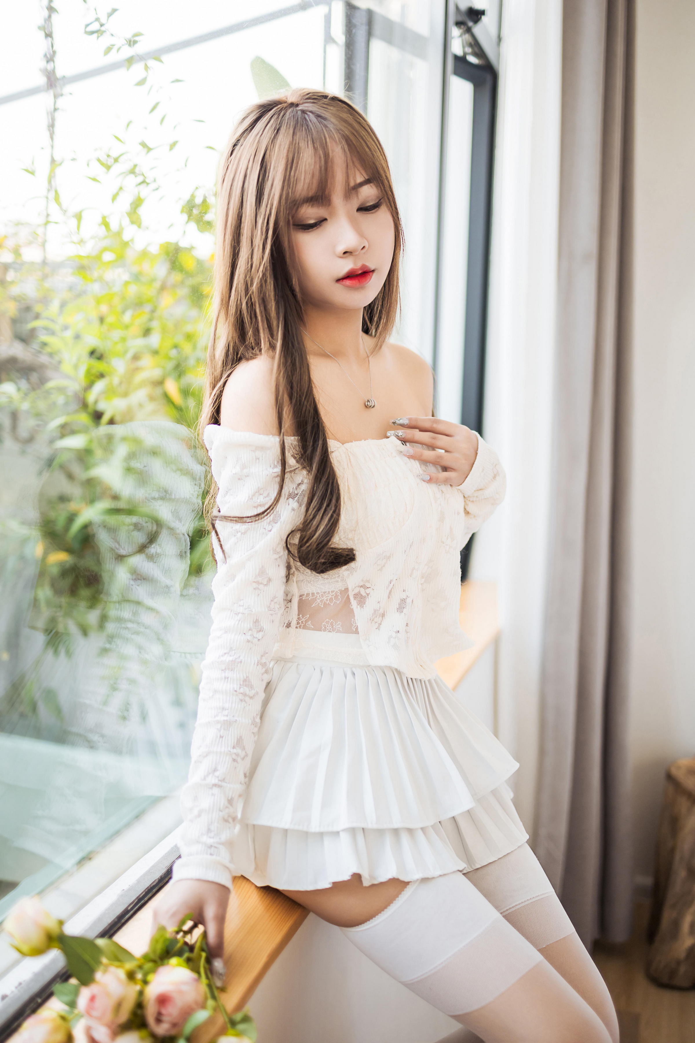 [YALAYI雅拉伊]2022.06.09 某一天 阿禾 白色透视蕾丝上衣与短裙加白色丝袜美腿清纯写真集第7张