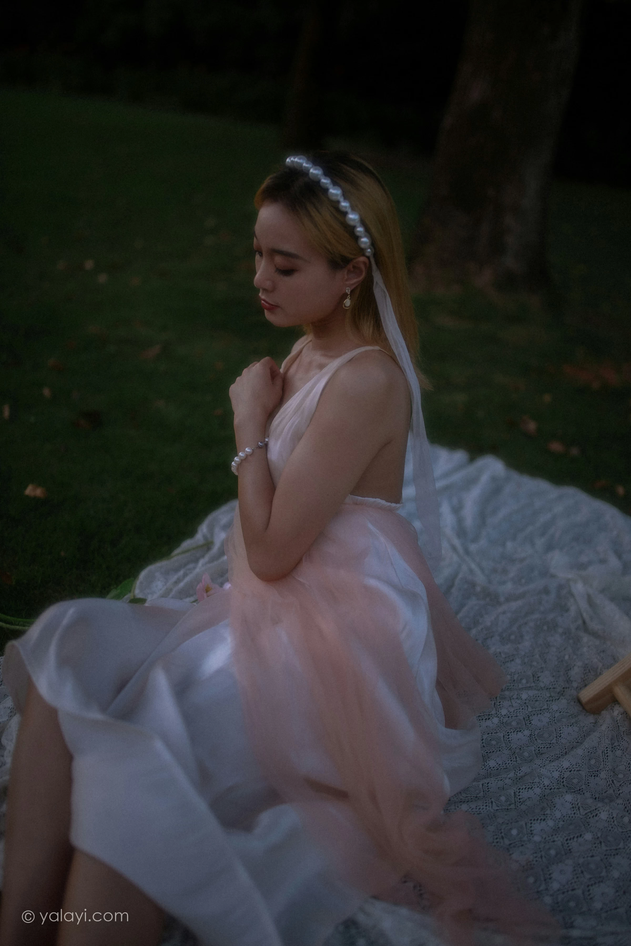 [YALAYI雅拉伊]NO.695 《救赎》 米粒米粒 粉色吊带连衣裙写真第5张