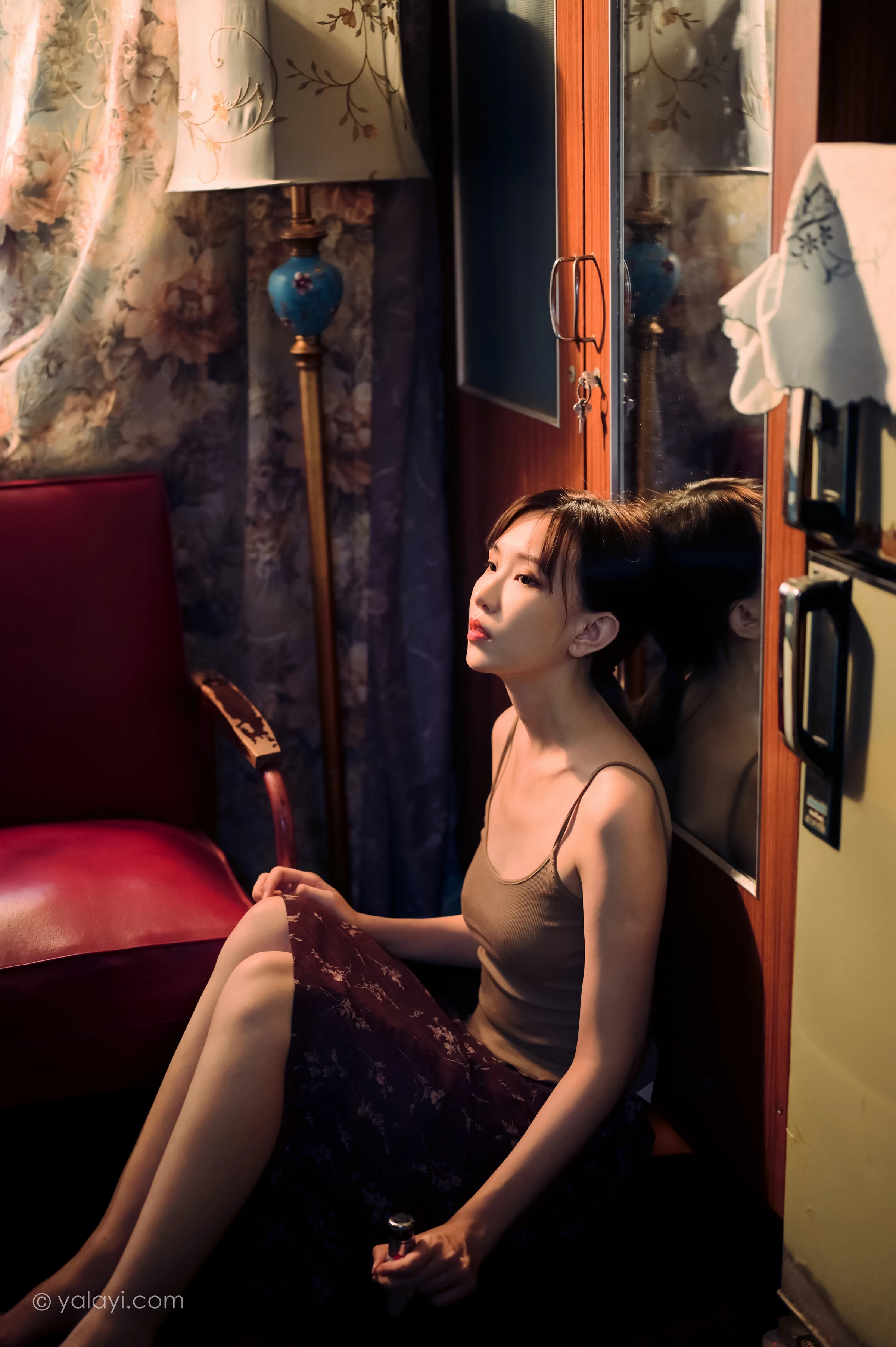 [YALAYI雅拉伊]NO.689 《黯然》 妍妍 橙色性感小背心加棕色短裙性感私房写真集第2张