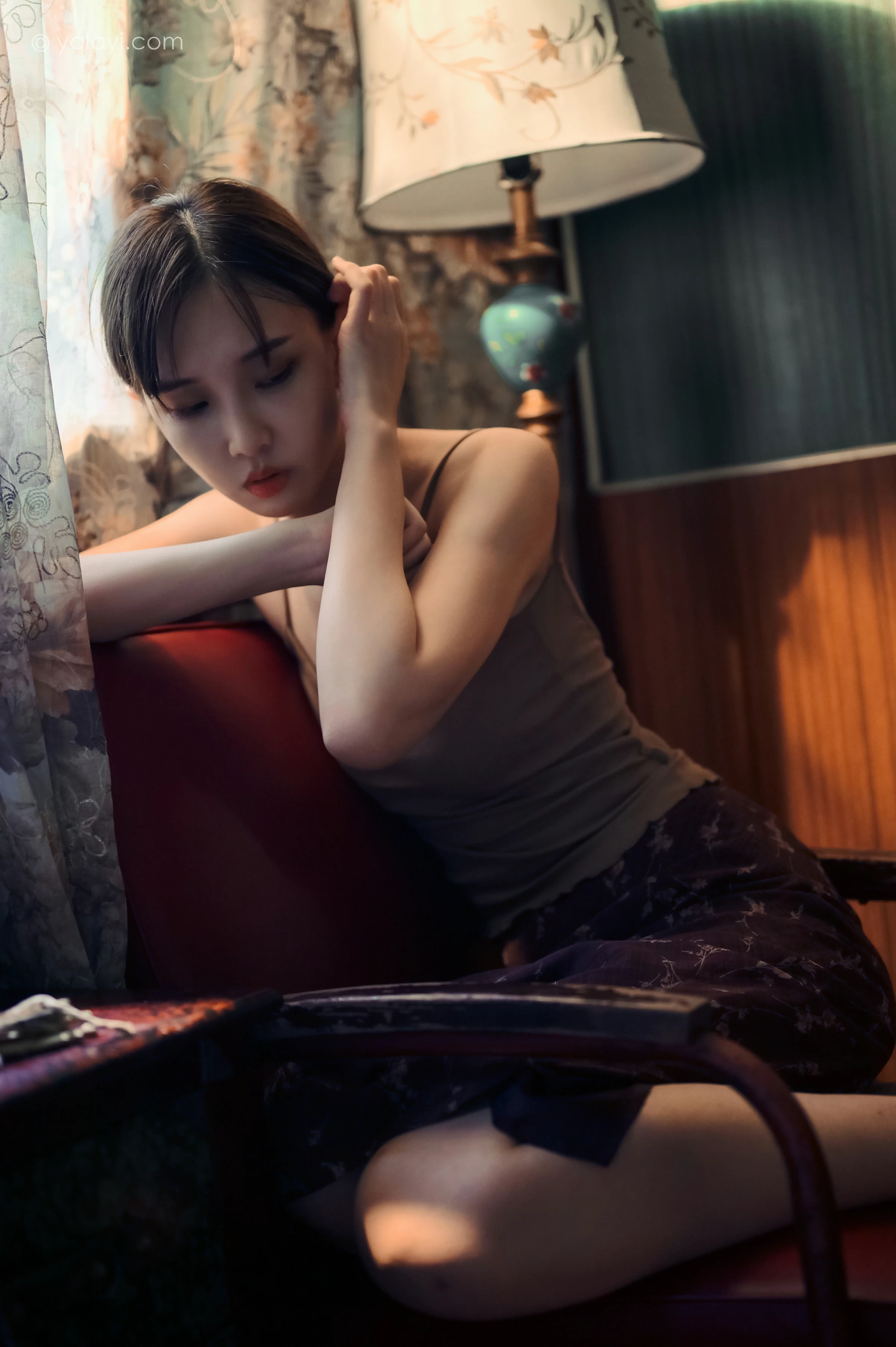 [YALAYI雅拉伊]NO.689 《黯然》 妍妍 橙色性感小背心加棕色短裙性感私房写真集第10张