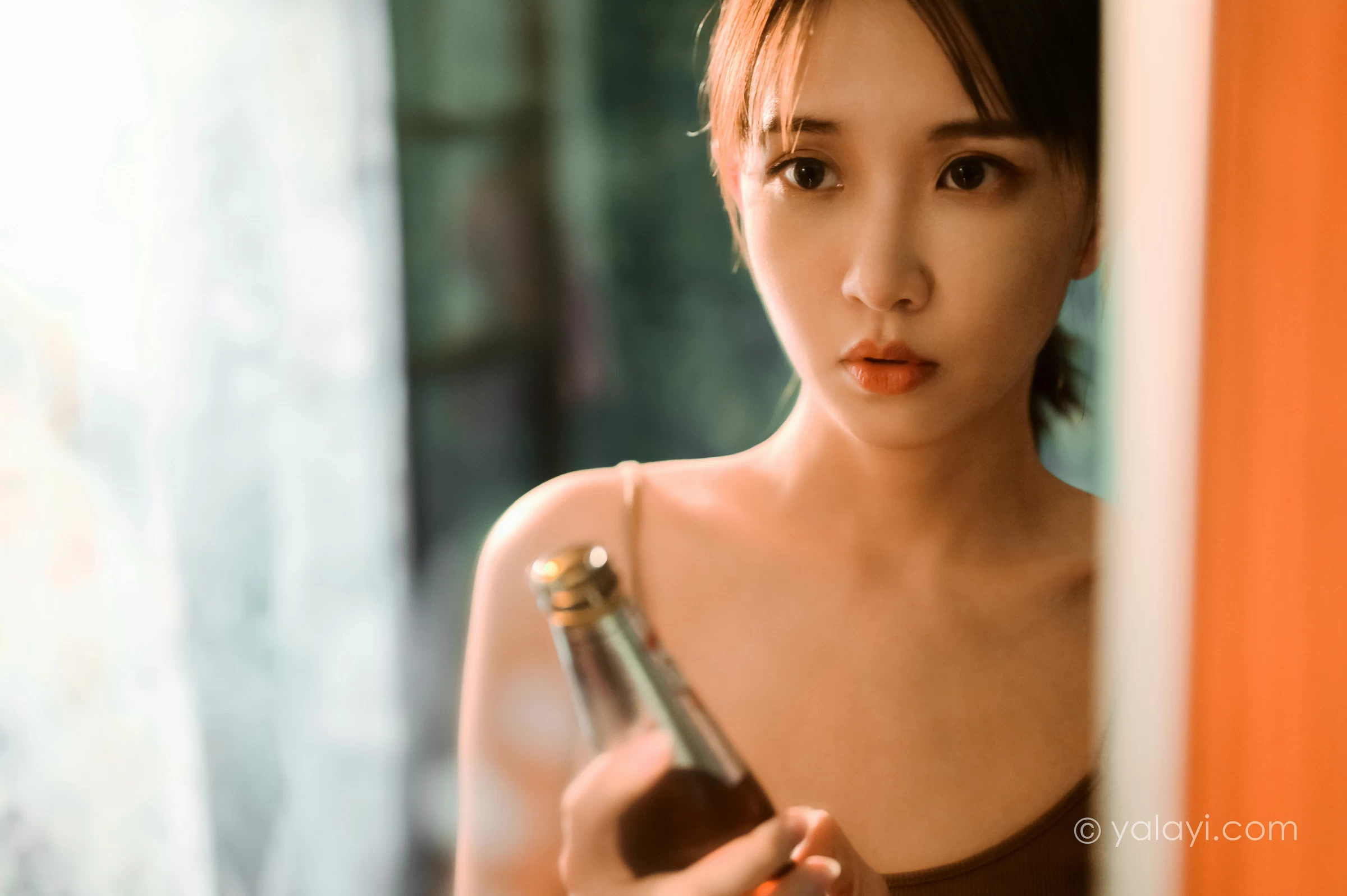 [YALAYI雅拉伊]NO.689 《黯然》 妍妍 橙色性感小背心加棕色短裙性感私房写真集第13张