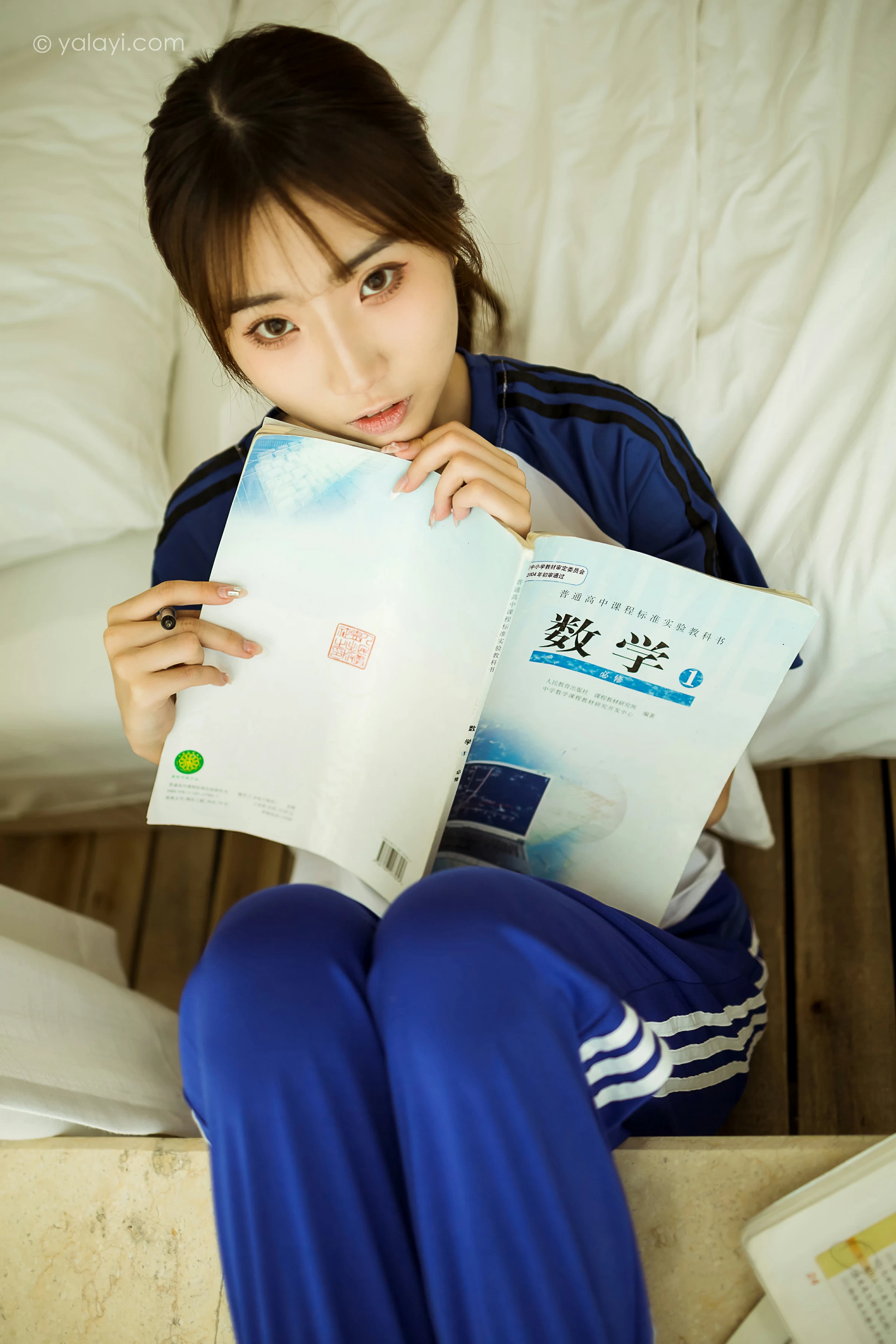 [YALAYI雅拉伊]NO.719 《一对一辅导》 小乔 蓝色校服短袖加长裤居家私房写真集第11张