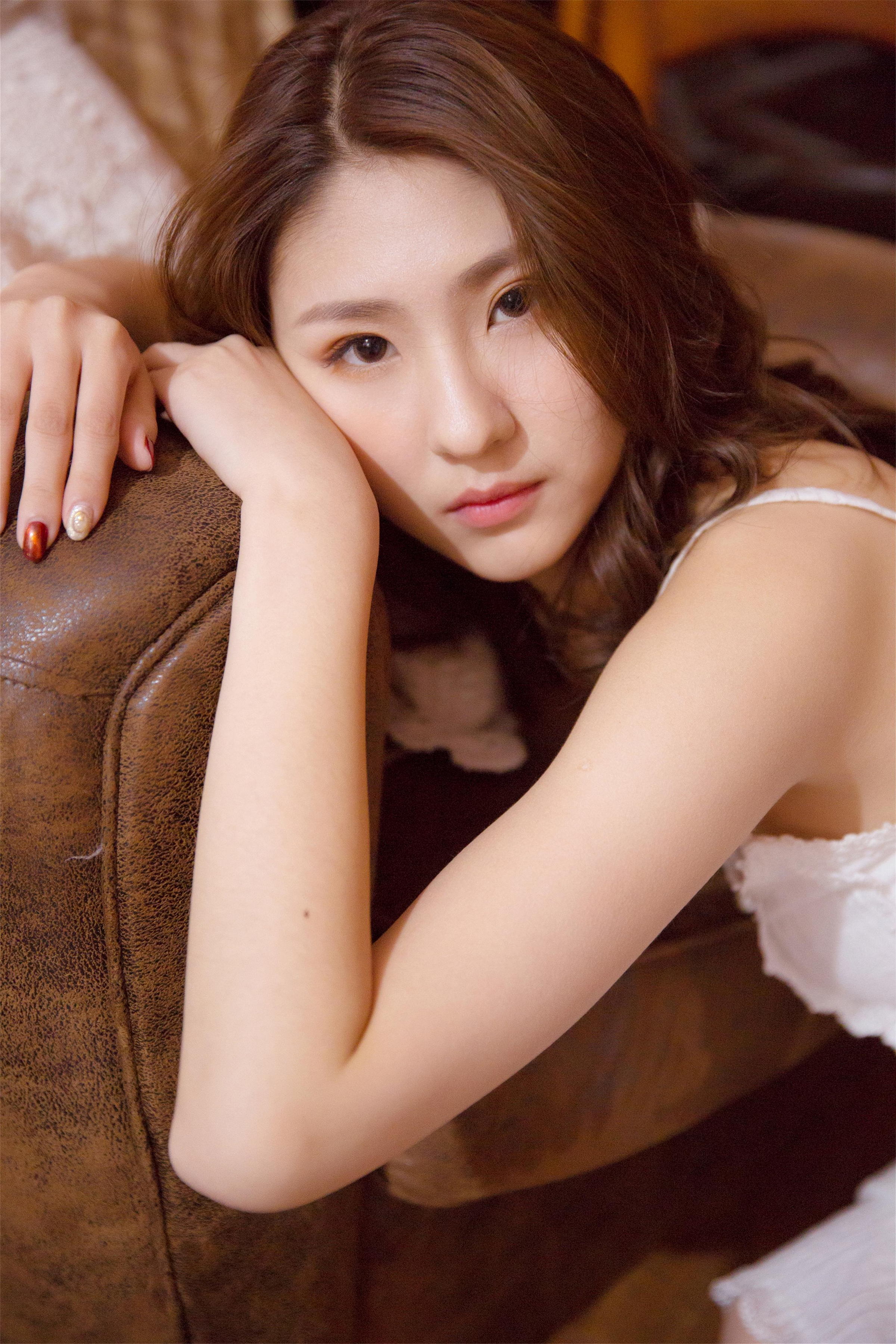 [YALAYI雅拉伊]2021.11.26 美丽的花火 居家女友 白色外套加吊带蕾丝连衣裙清纯写真集第5张