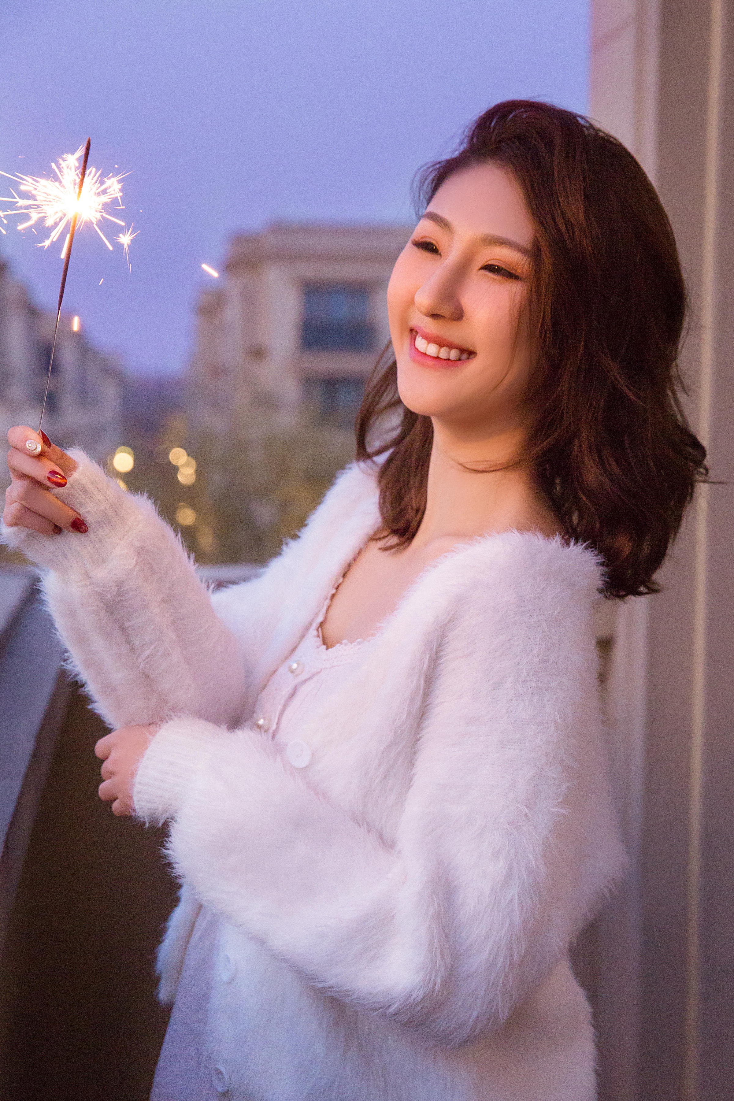 [YALAYI雅拉伊]2021.11.26 美丽的花火 居家女友 白色外套加吊带蕾丝连衣裙清纯写真集第6张