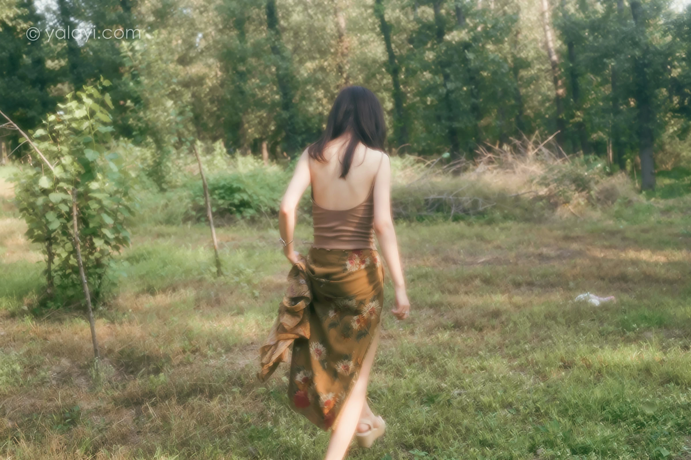 [YALAYI雅拉伊]NO.691 《梦境》 佳佳 橙色性感小背心加短裙私房写真第4张