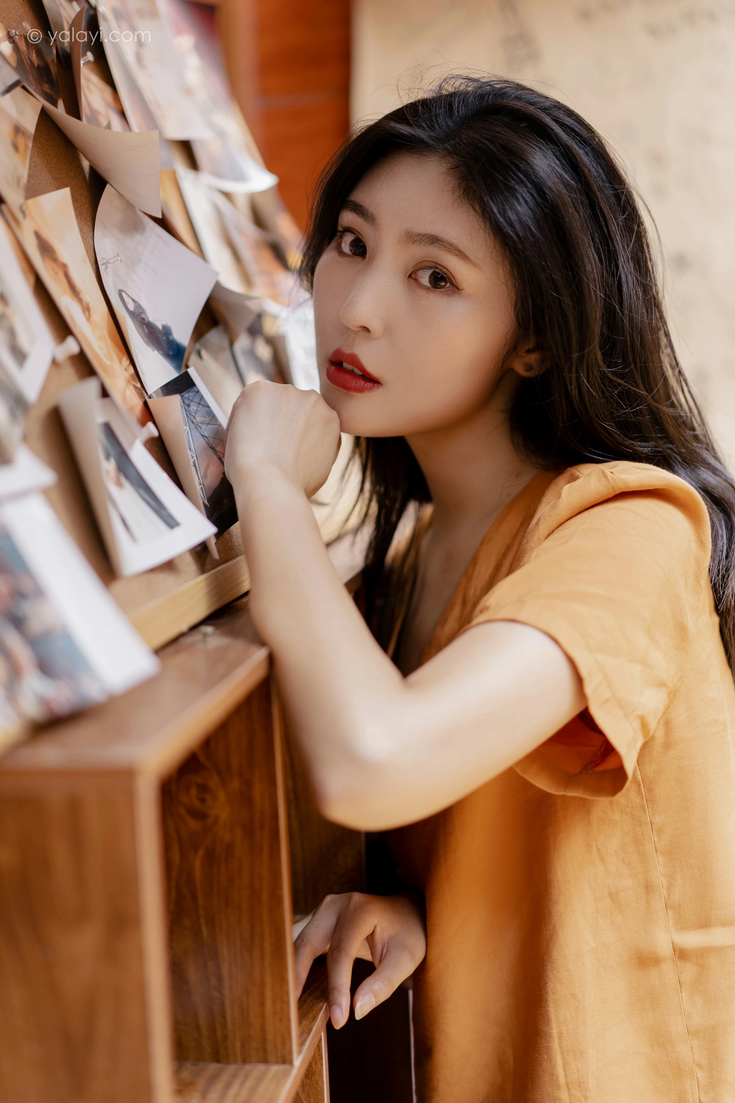 [YALAYI雅拉伊]NO.692 《小幸福》 苍儿 橙色衬衫加灰色短裤性感私房写真集第4张