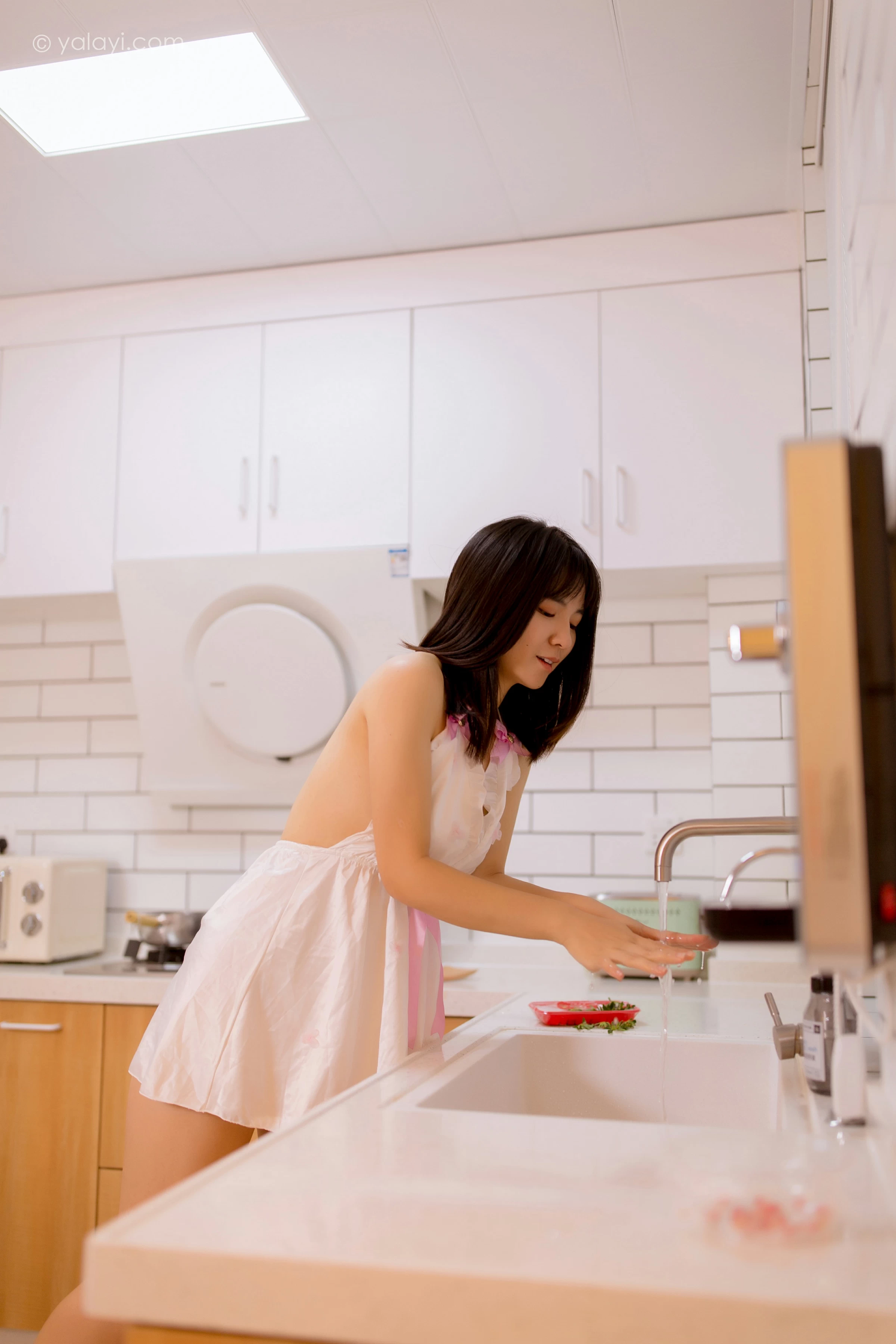 [YALAYI雅拉伊]2021.11.24 下厨 安妮 白色吊带裸背女仆裙居家性感私房写真集第4张