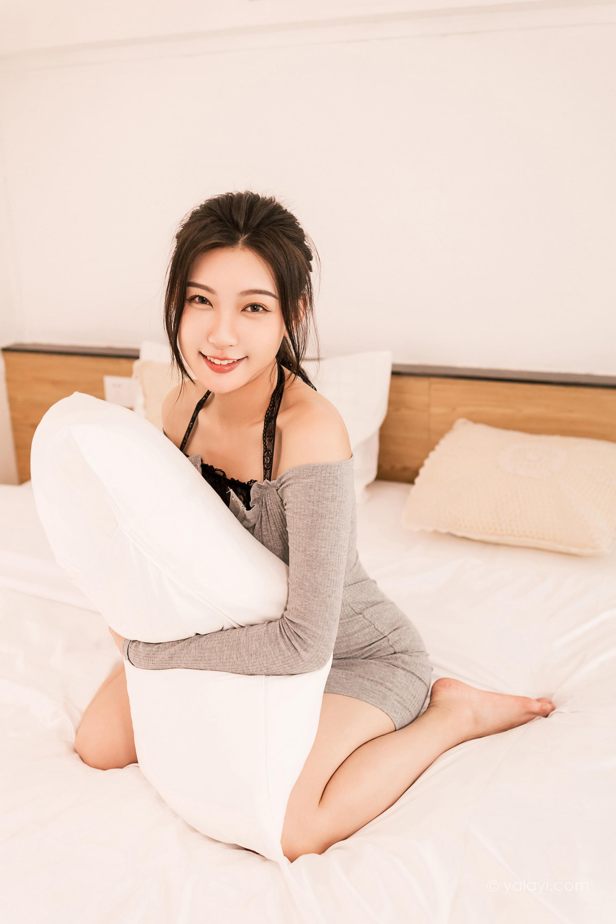 [YALAYI雅拉伊]2022.06.14 甜言蜜语 徐小云 灰色连衣裙加黑色蕾丝内衣性感私房写真集第12张