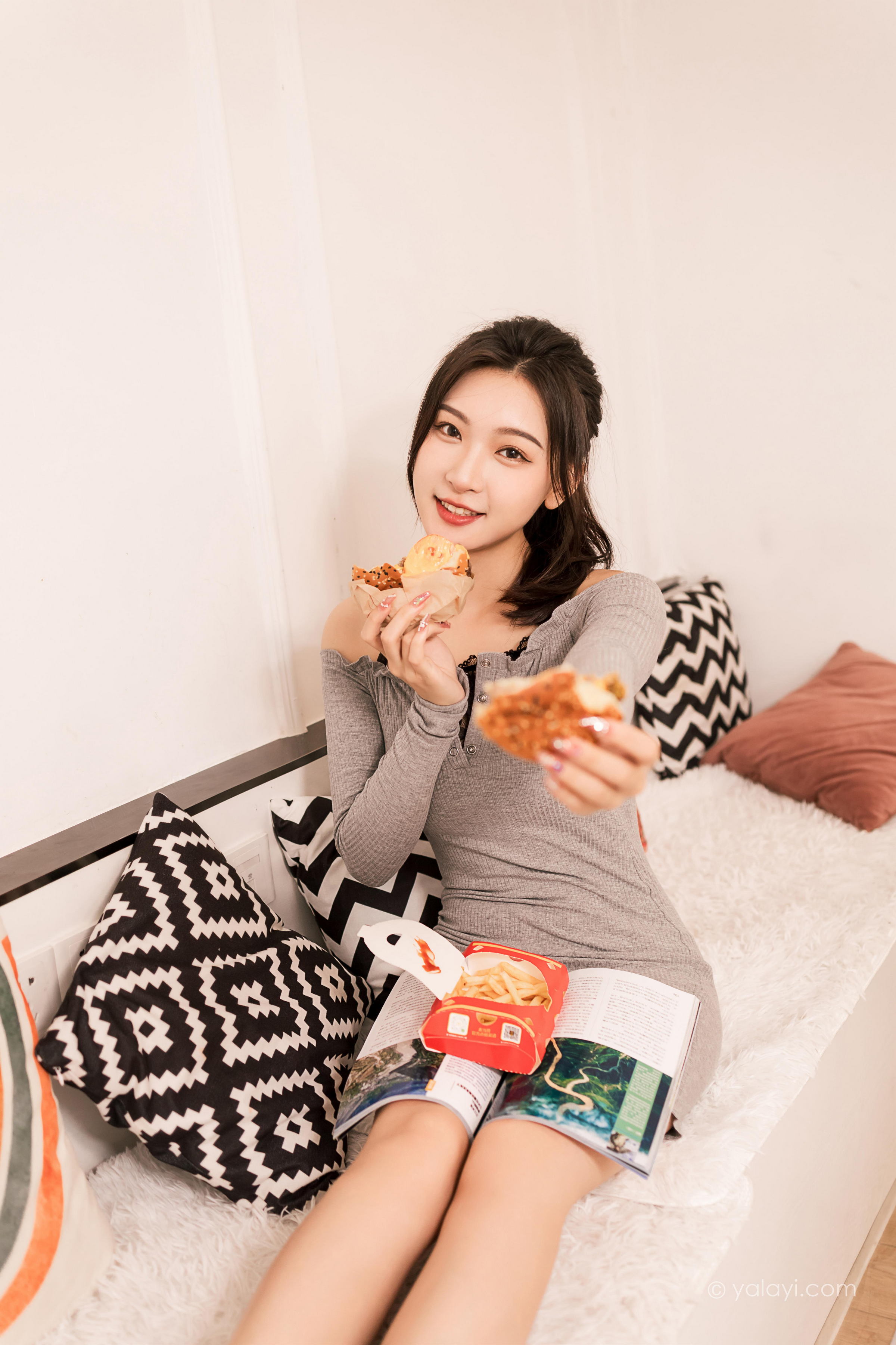 [YALAYI雅拉伊]2022.06.14 甜言蜜语 徐小云 灰色连衣裙加黑色蕾丝内衣性感私房写真集第7张