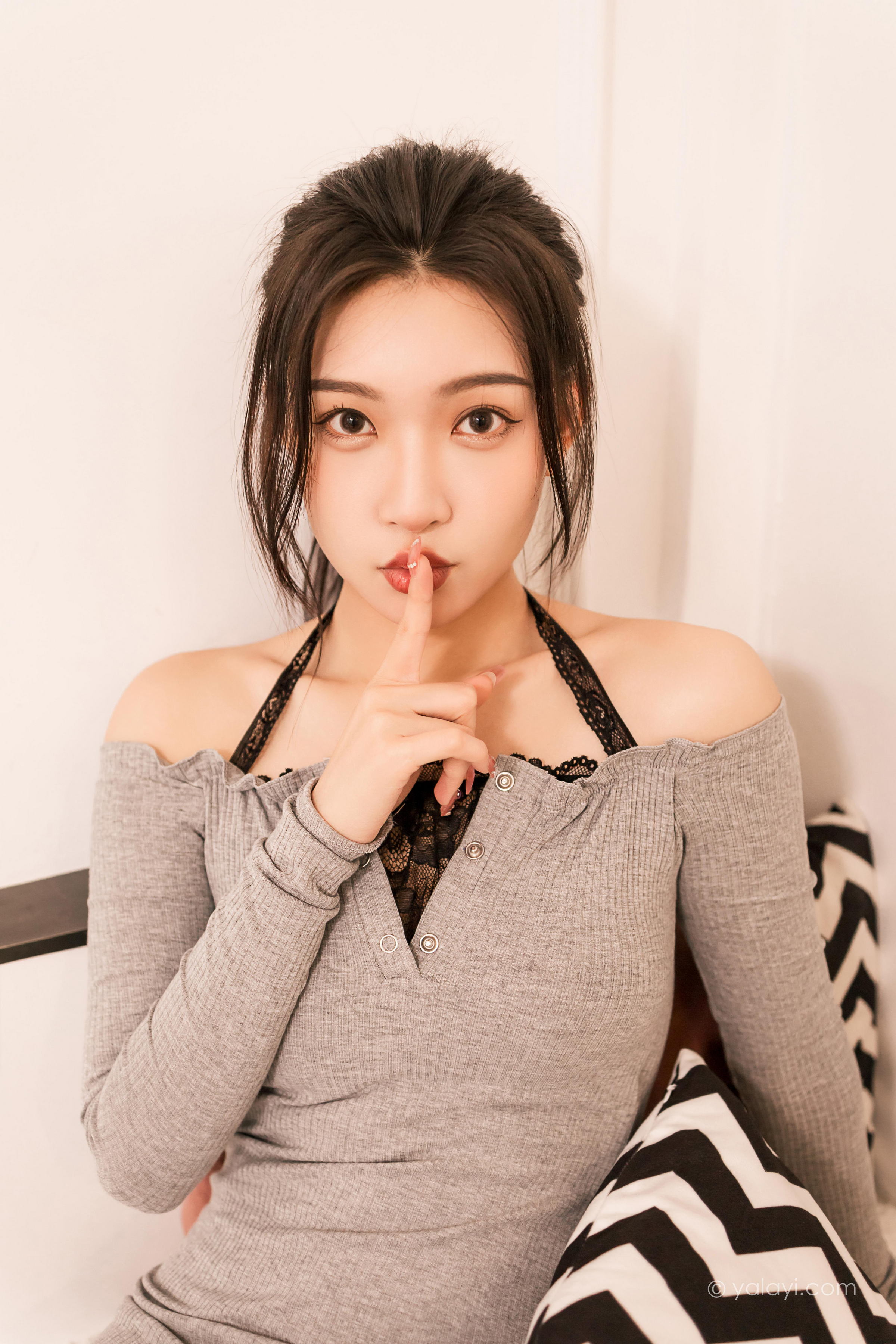 [YALAYI雅拉伊]2022.06.14 甜言蜜语 徐小云 灰色连衣裙加黑色蕾丝内衣性感私房写真集第9张